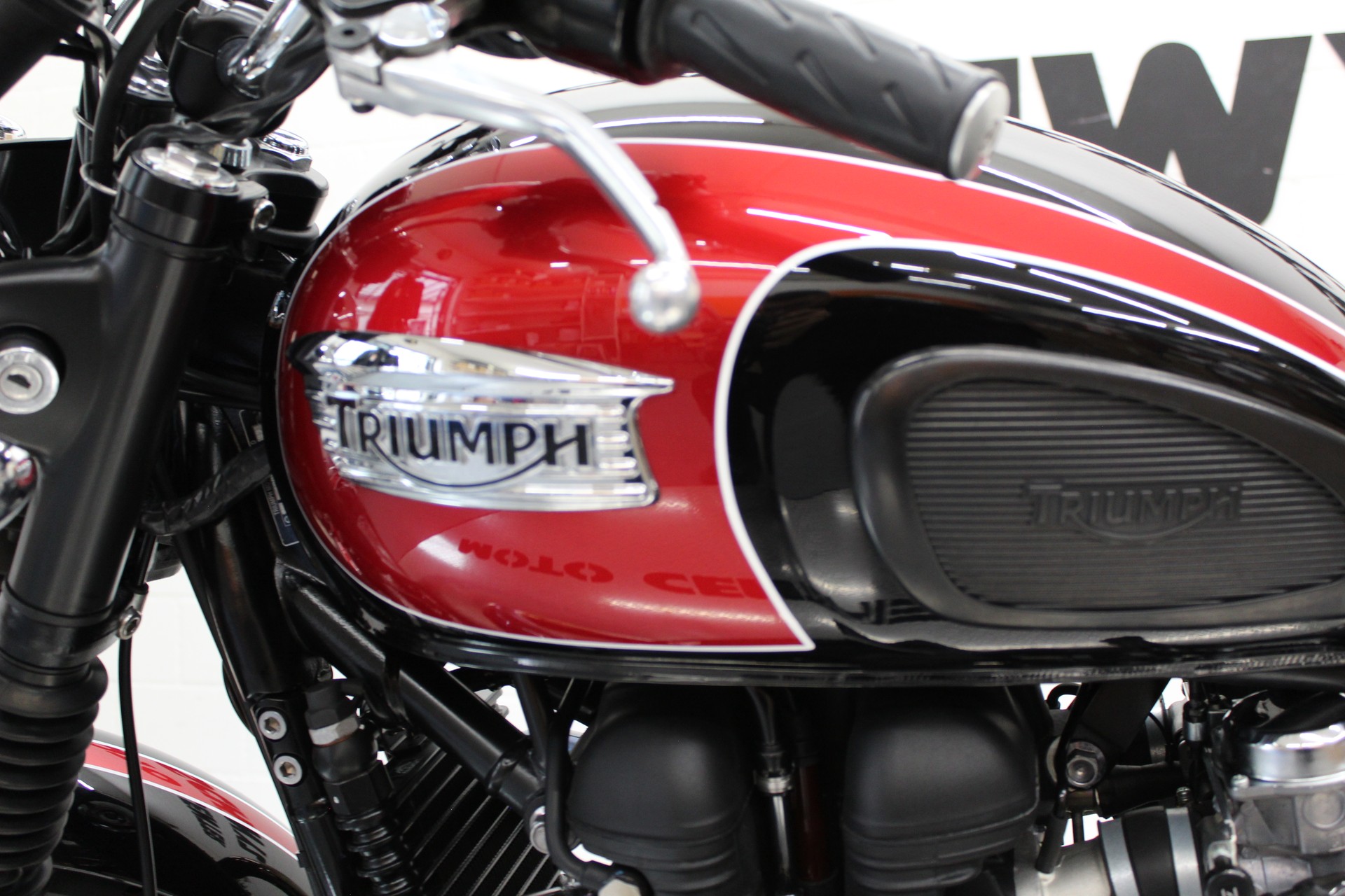 TRIUMPH Bonneville T100-image-7