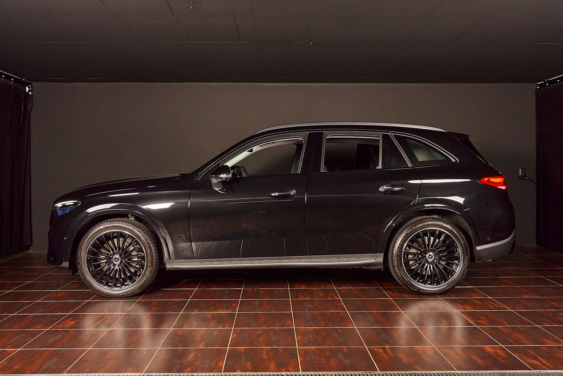 MERCEDES-BENZ GLC 450d 4Matic 9G-Tronic-showroom-element-2