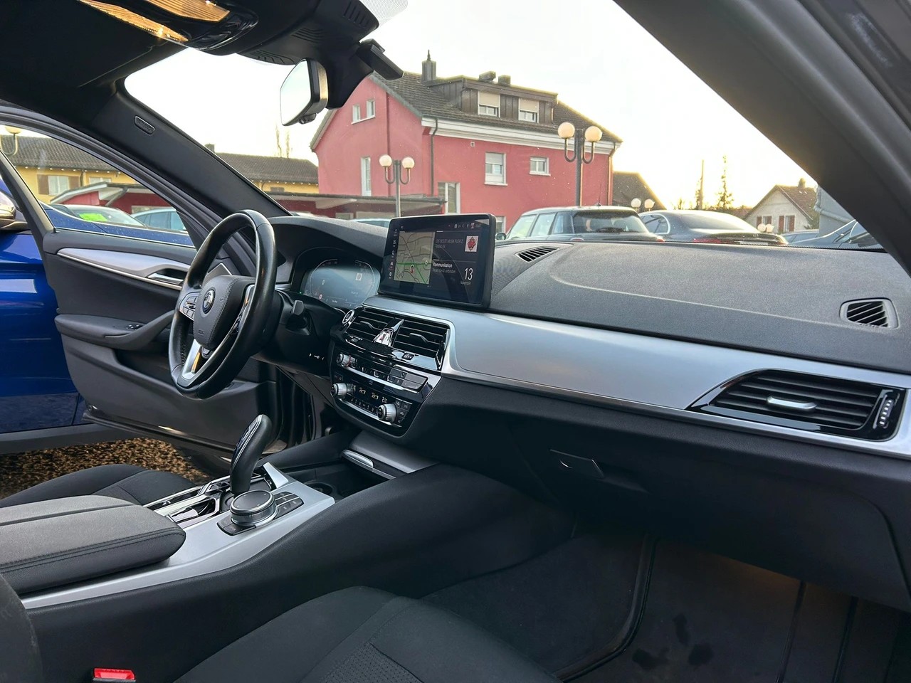 BMW 520d xDrive Touring-image-12