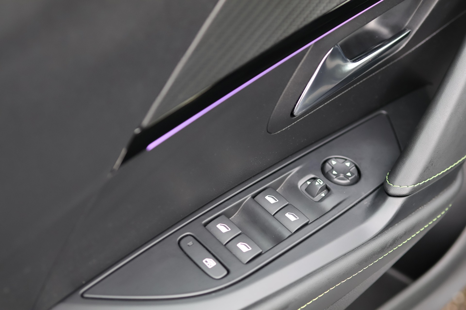 PEUGEOT 208 1.2 Hybrid 145 GT-image-25