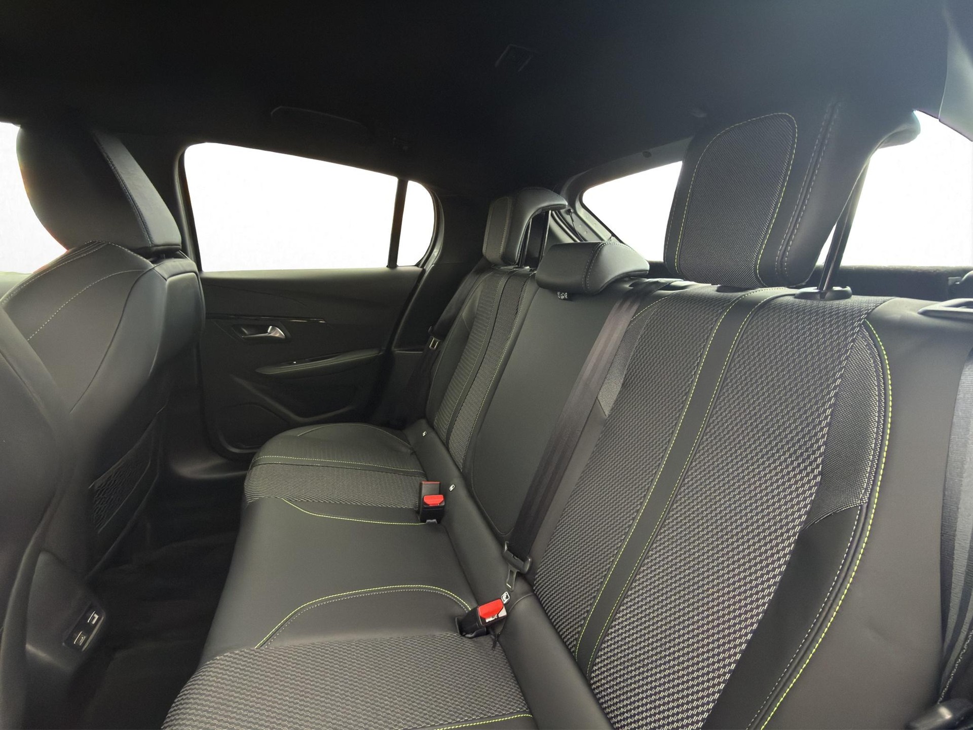 PEUGEOT 208 1.2 Hybrid 145 GT-image-28