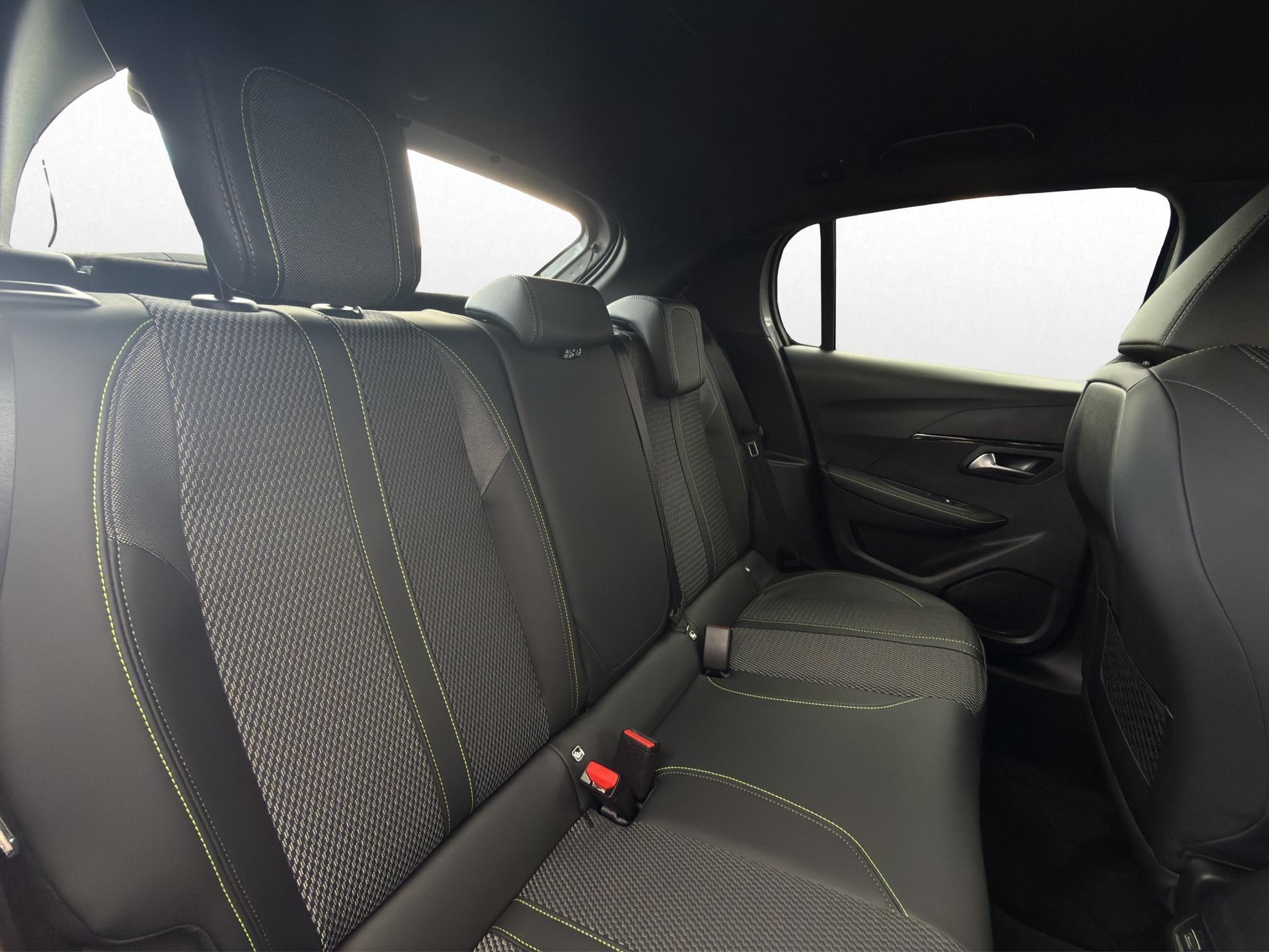 PEUGEOT 208 1.2 Hybrid 145 GT-image-28