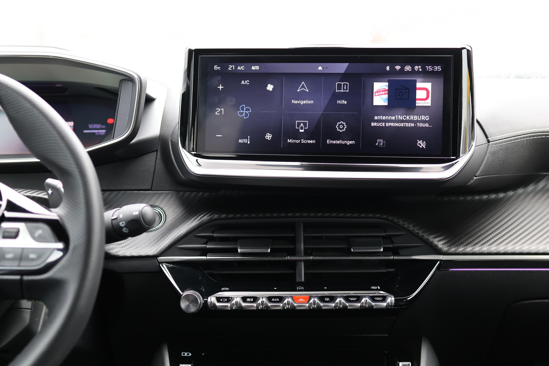 PEUGEOT 208 1.2 Hybrid 145 GT-image-17