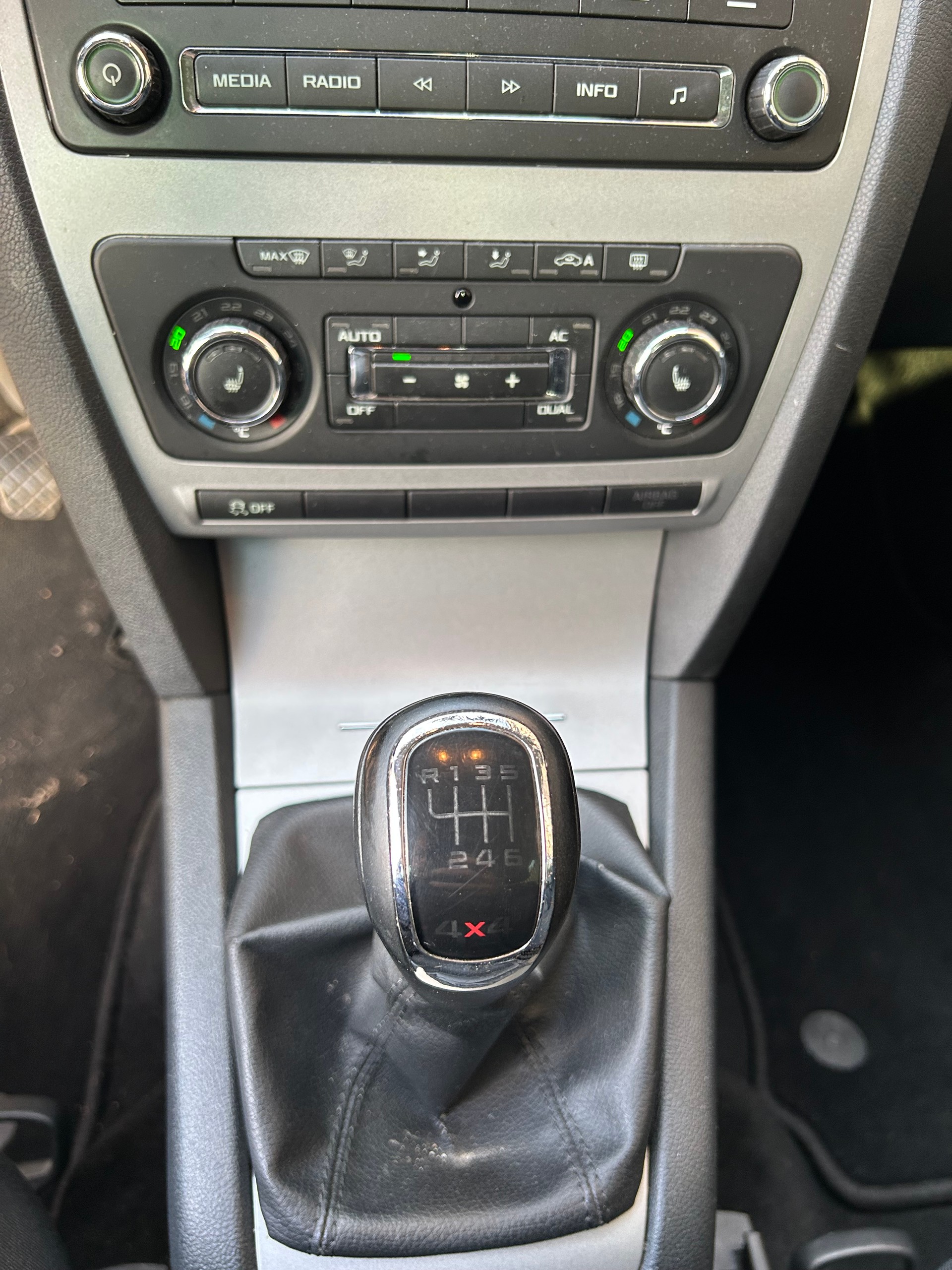 SKODA Octavia Combi 1.6 TDI Twenty20 4x4-image-9