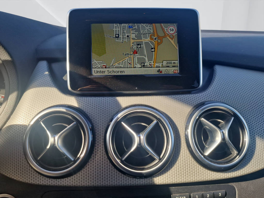 MERCEDES-BENZ B 200-image-11