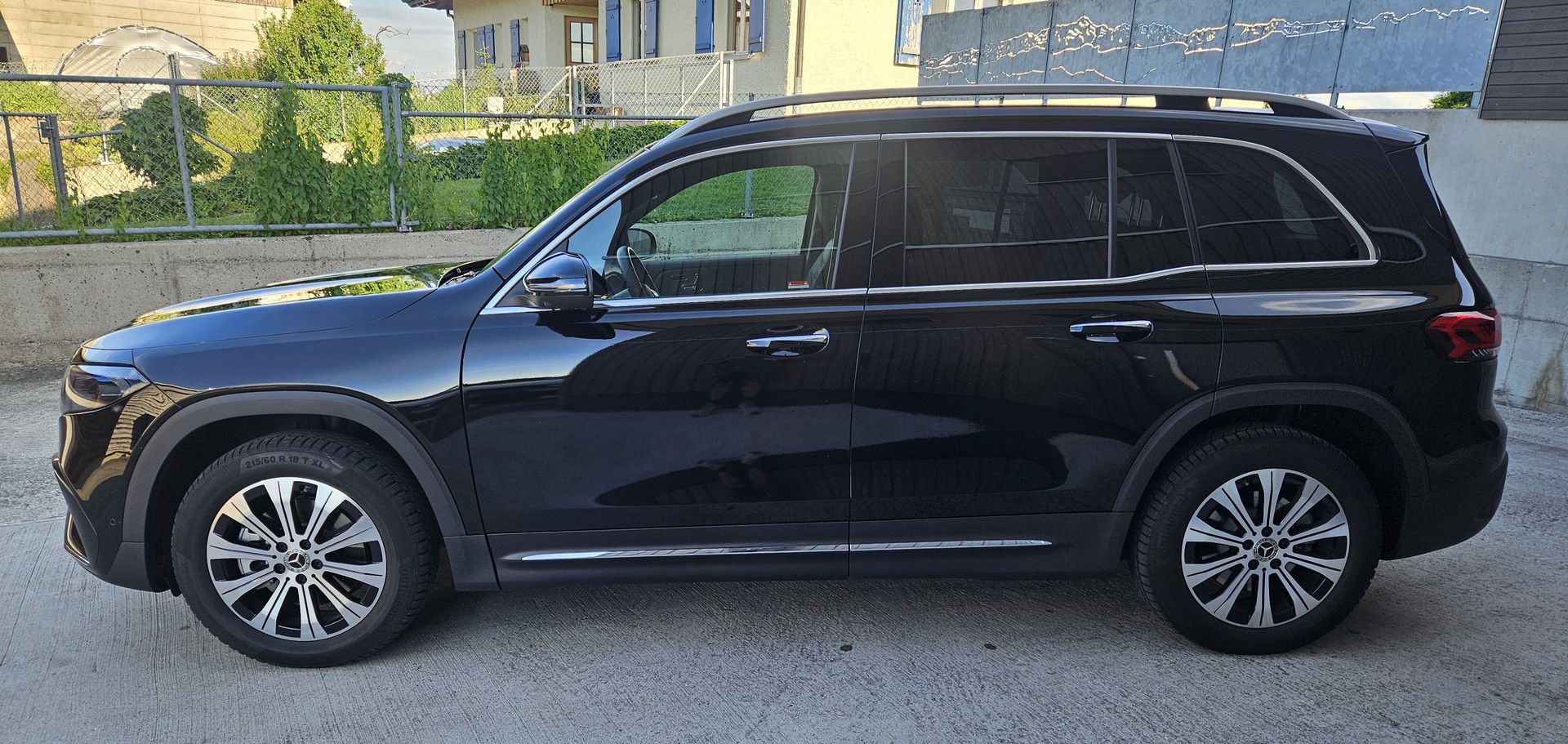 MERCEDES-BENZ EQB 250+ AMG-Line (70,5 kWh) mit 7-Sitzplätzen-showroom-element-3