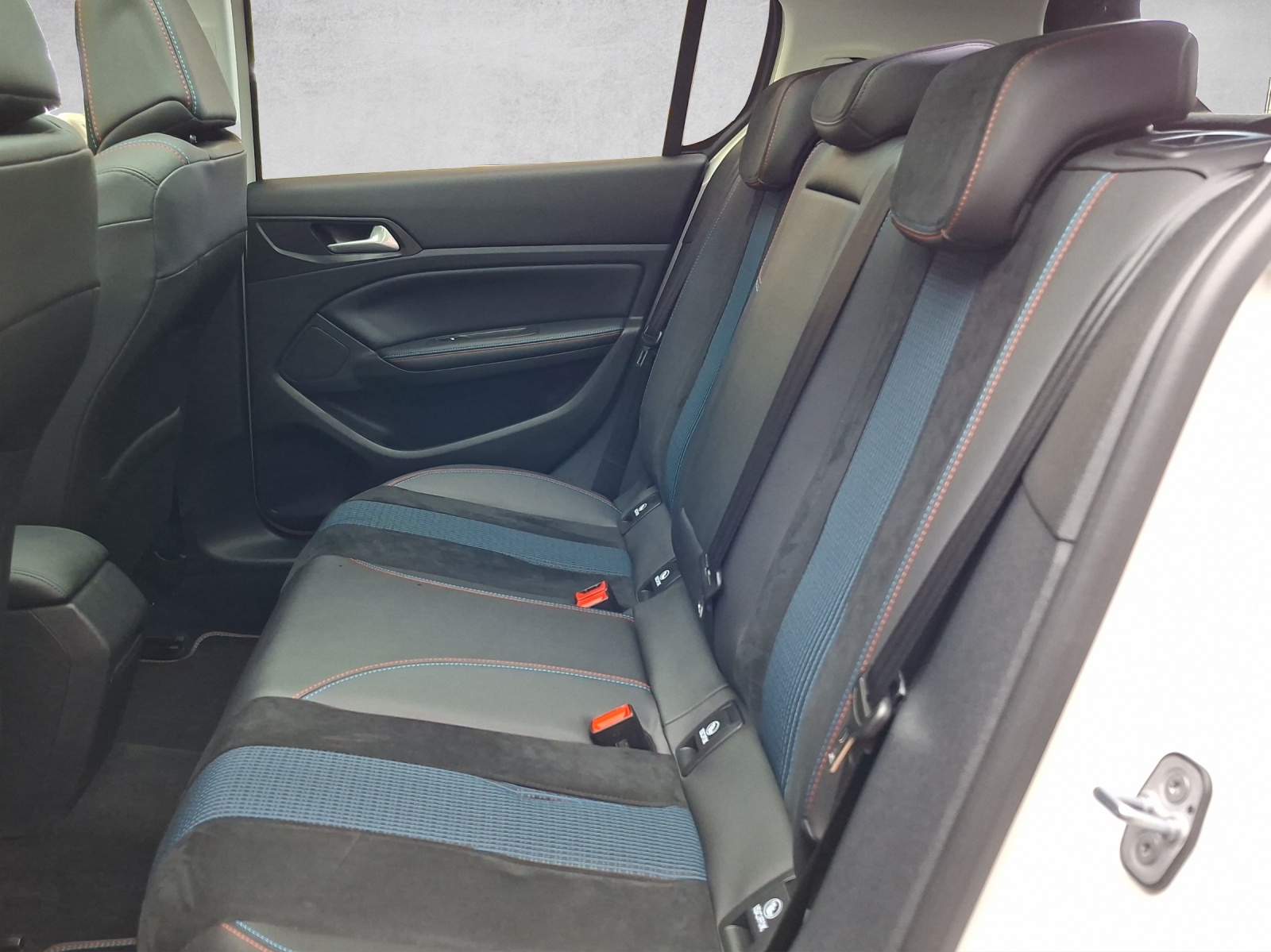 PEUGEOT 308 1.5 BlueHDi Tech Edition-image-13