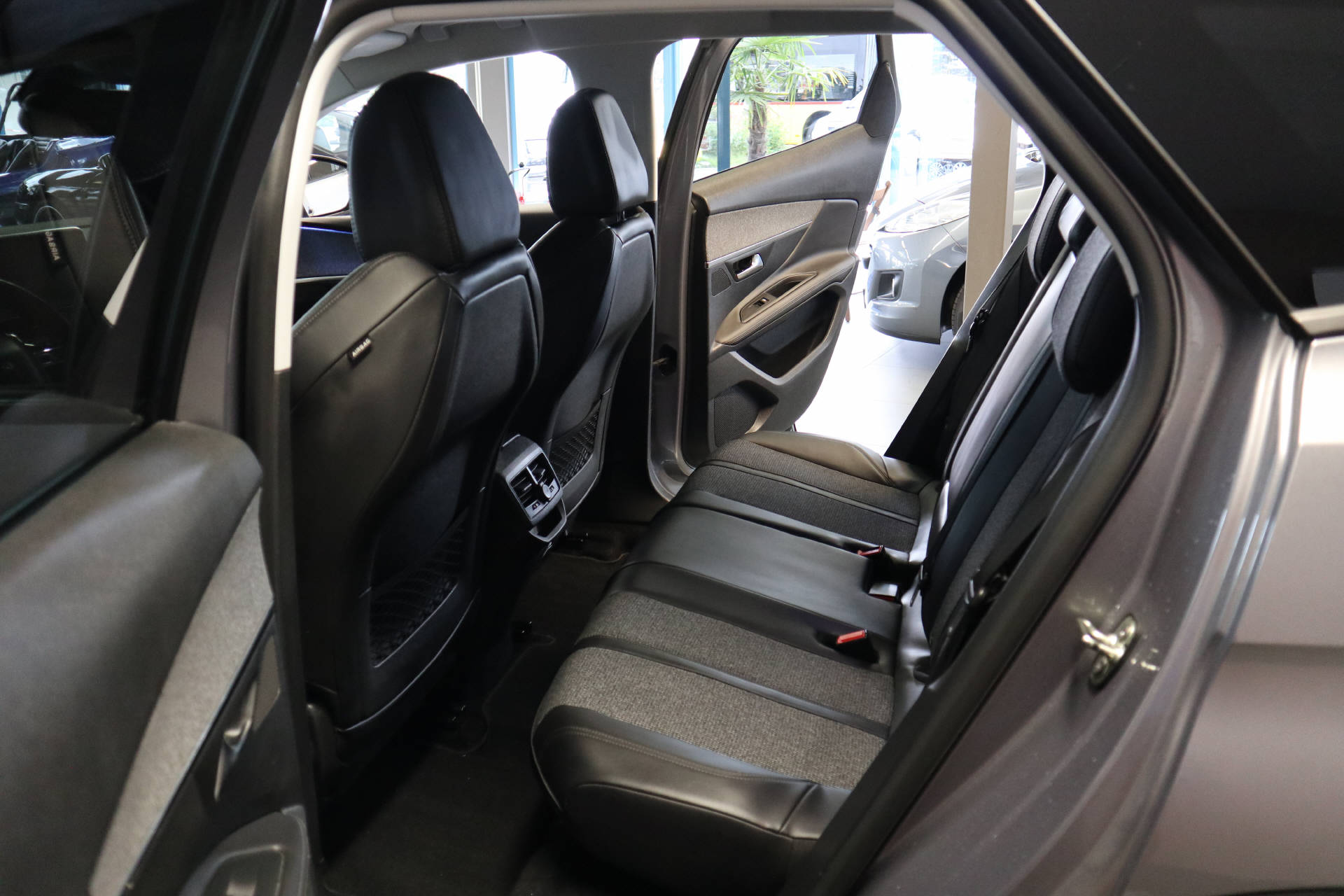 PEUGEOT 3008 1.2 PureTech Allure-image-10