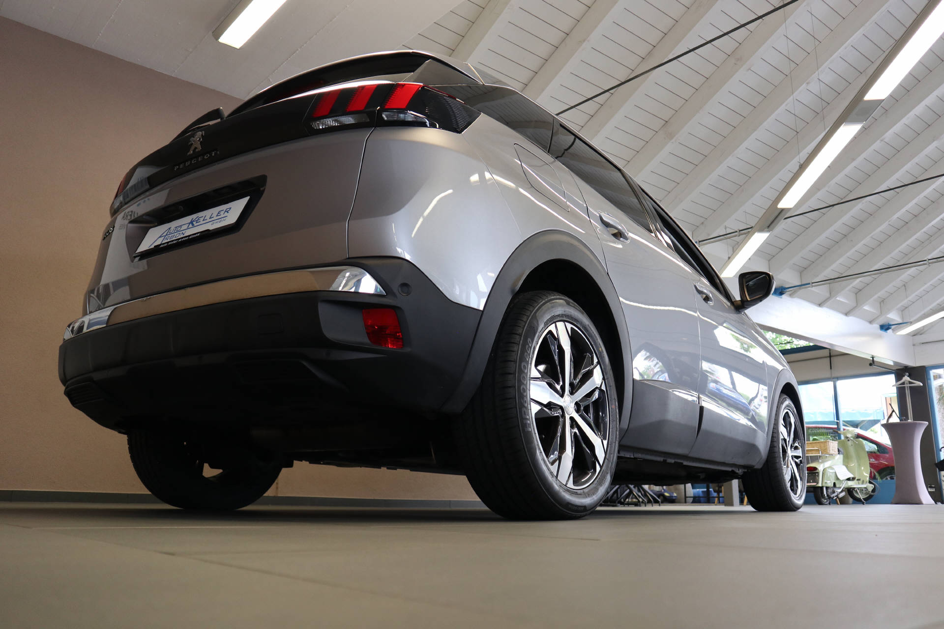 PEUGEOT 3008 1.2 PureTech Allure-image-5