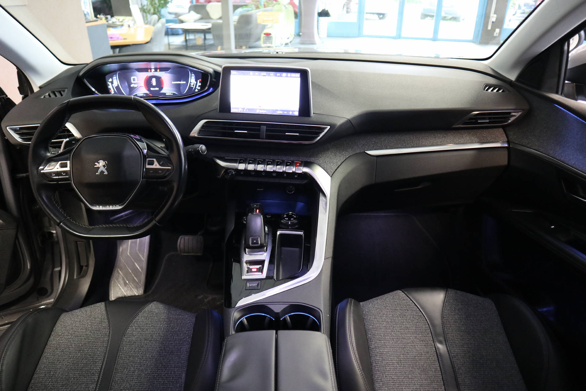 PEUGEOT 3008 1.2 PureTech Allure-image-13