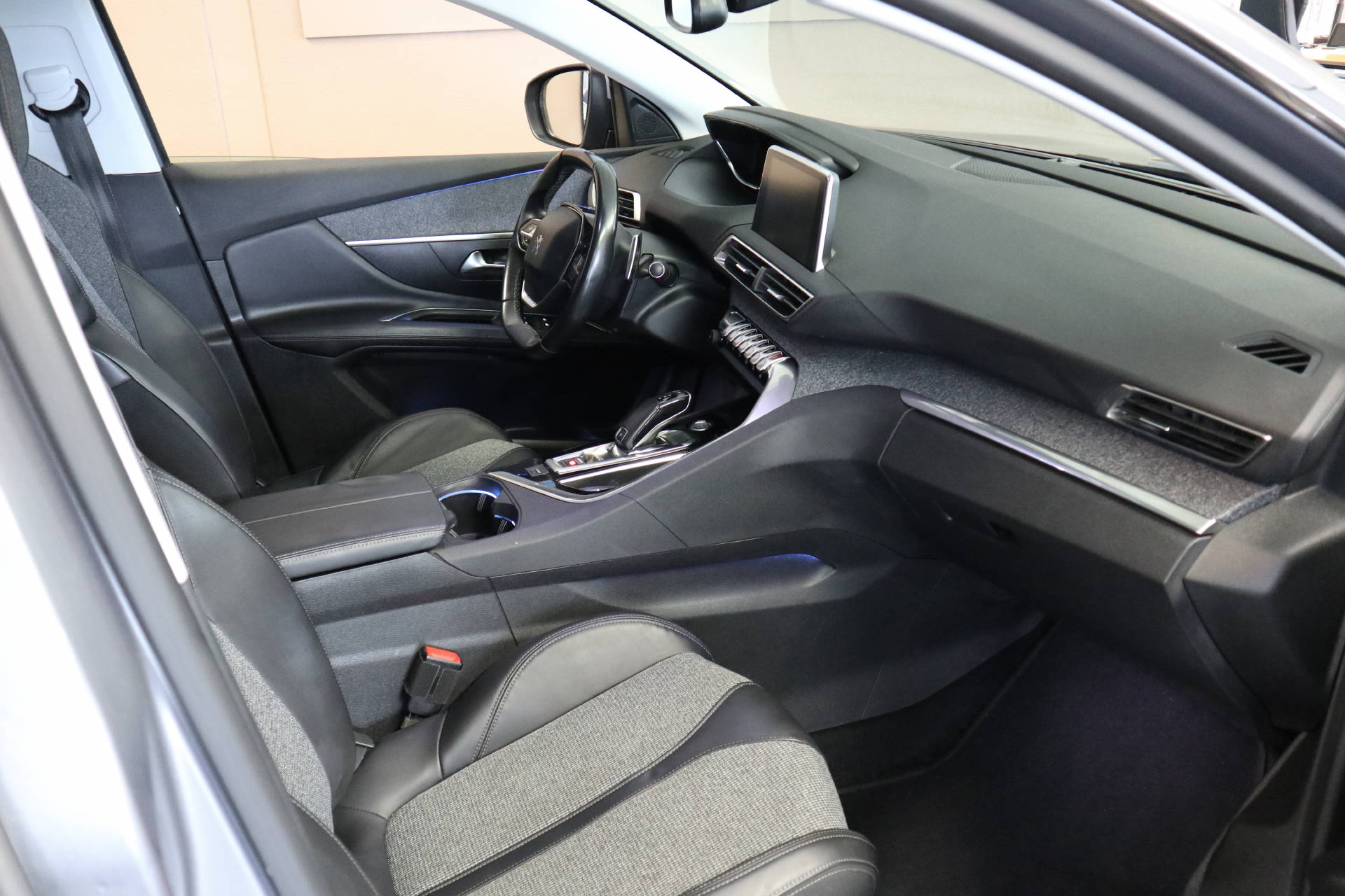 PEUGEOT 3008 1.2 PureTech Allure-image-7