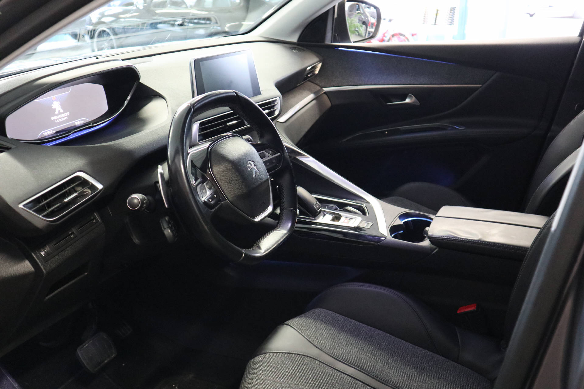 PEUGEOT 3008 1.2 PureTech Allure-image-11