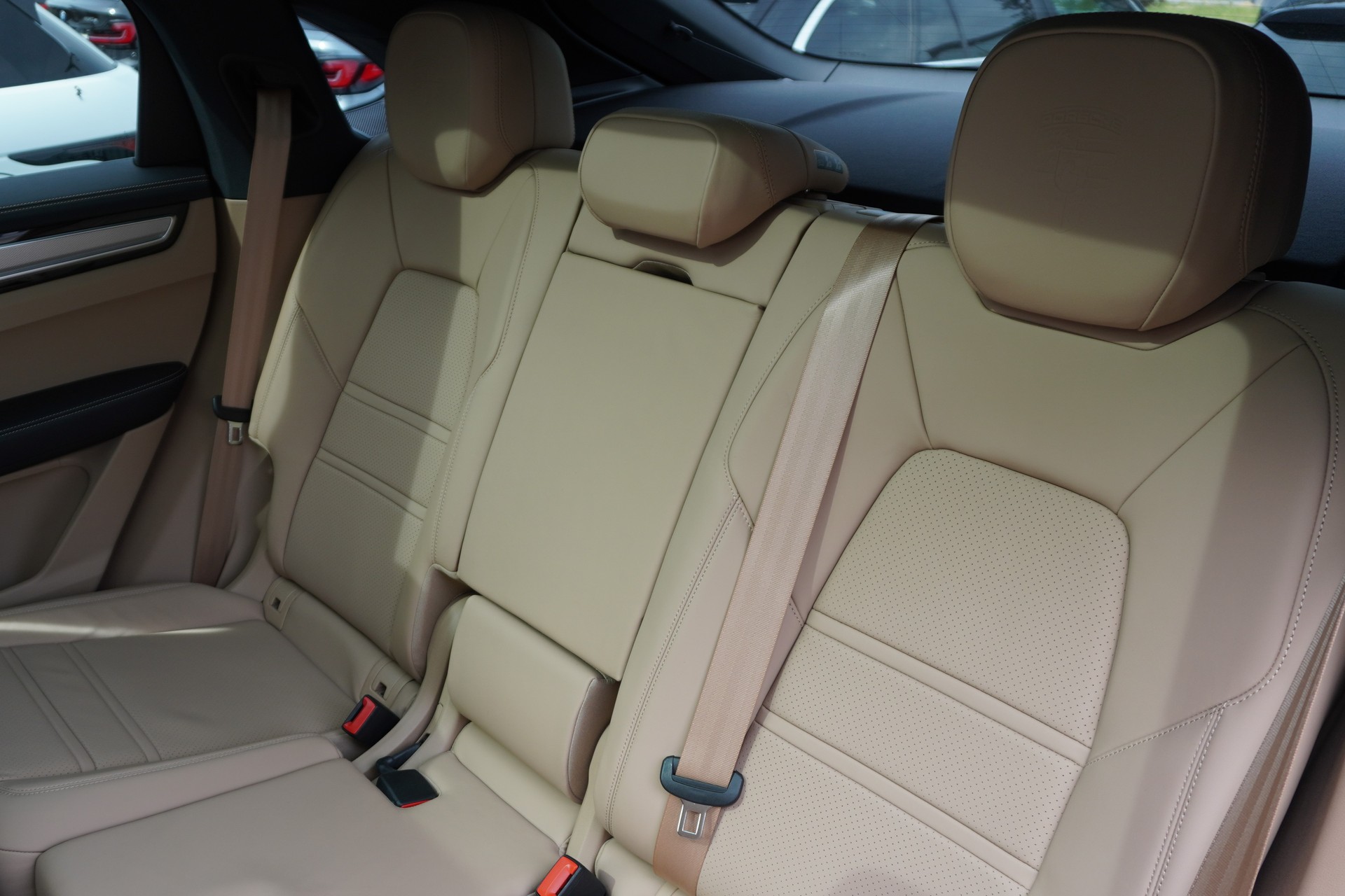 PORSCHE Cayenne S Coupé Platinum Edition-image-14