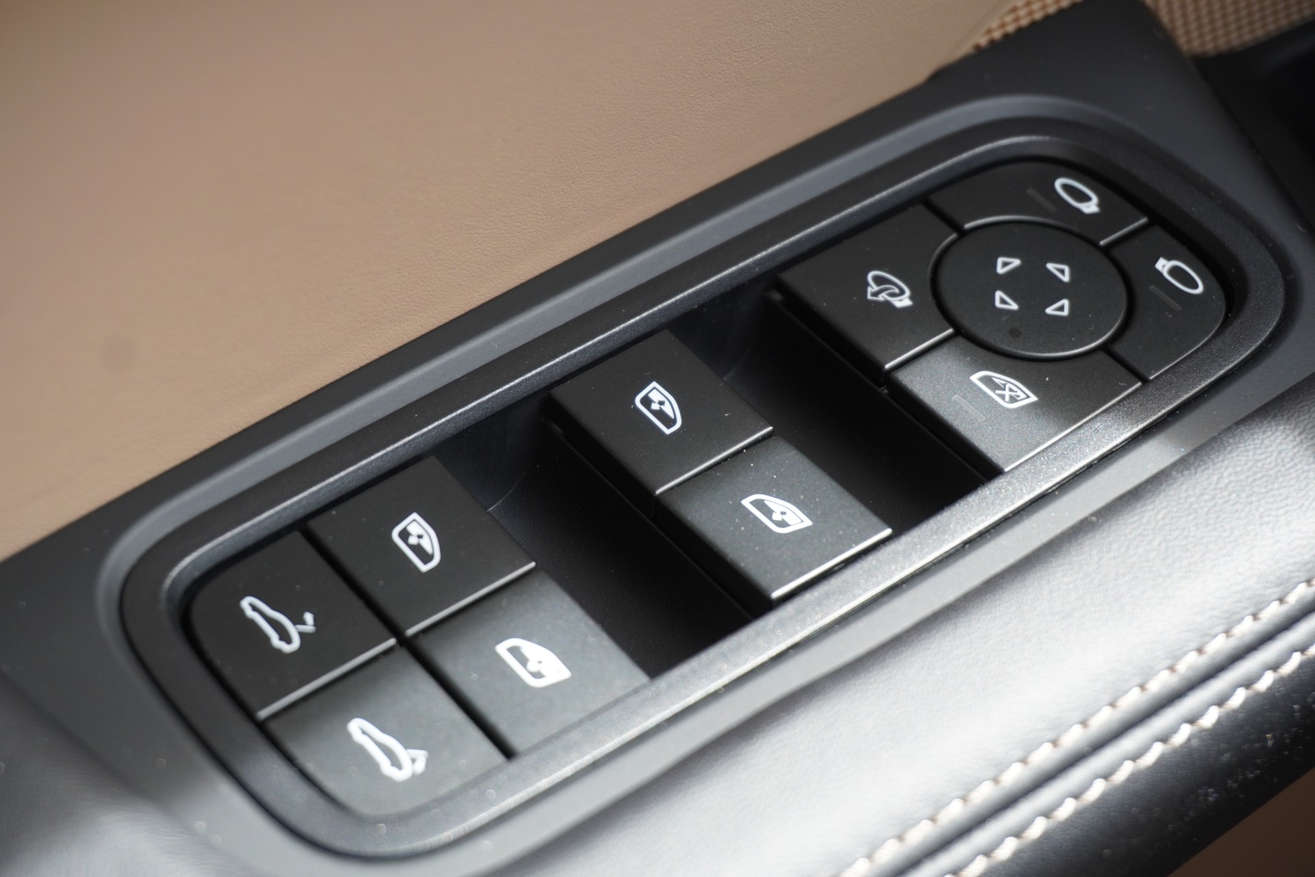 PORSCHE Cayenne S Coupé Platinum Edition-image-39