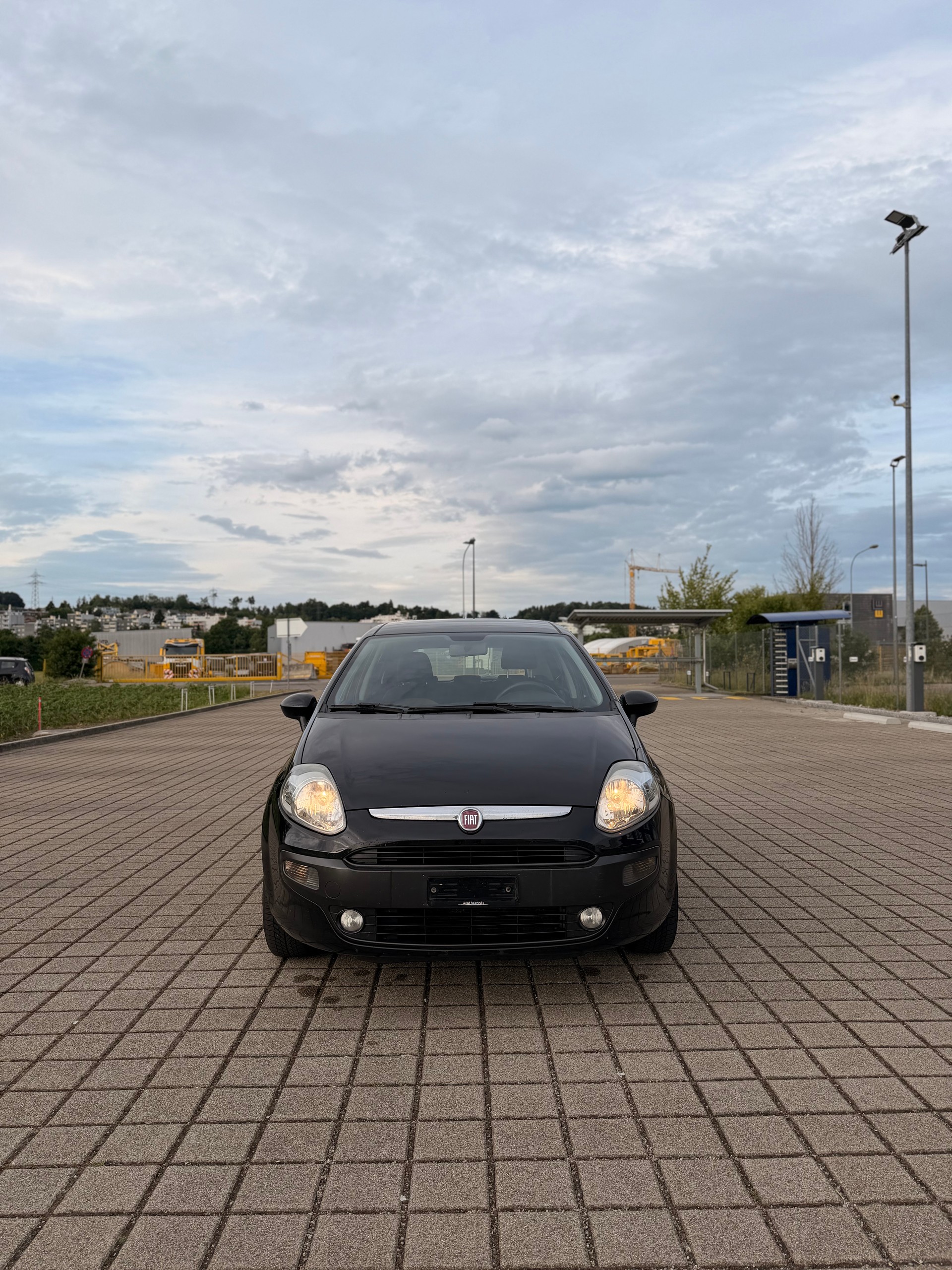 FIAT Punto 1.4 Dynamic ** Digitales Display, Rückfahrkamera, Navigationssystem**-showroom-element-2