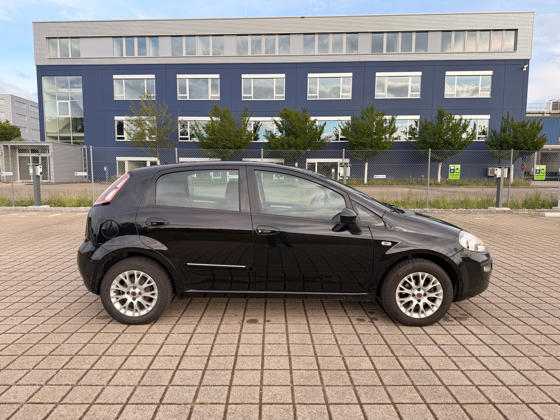 FIAT Punto 1.4 Dynamic ** Digitales Display, Rückfahrkamera, Navigationssystem**-image-6