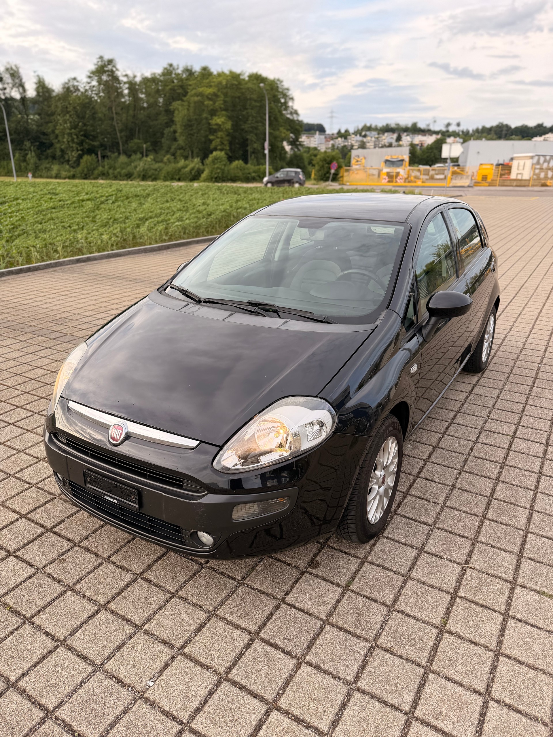 FIAT Punto 1.4 Dynamic ** Digitales Display, Rückfahrkamera, Navigationssystem**-showroom-element-1