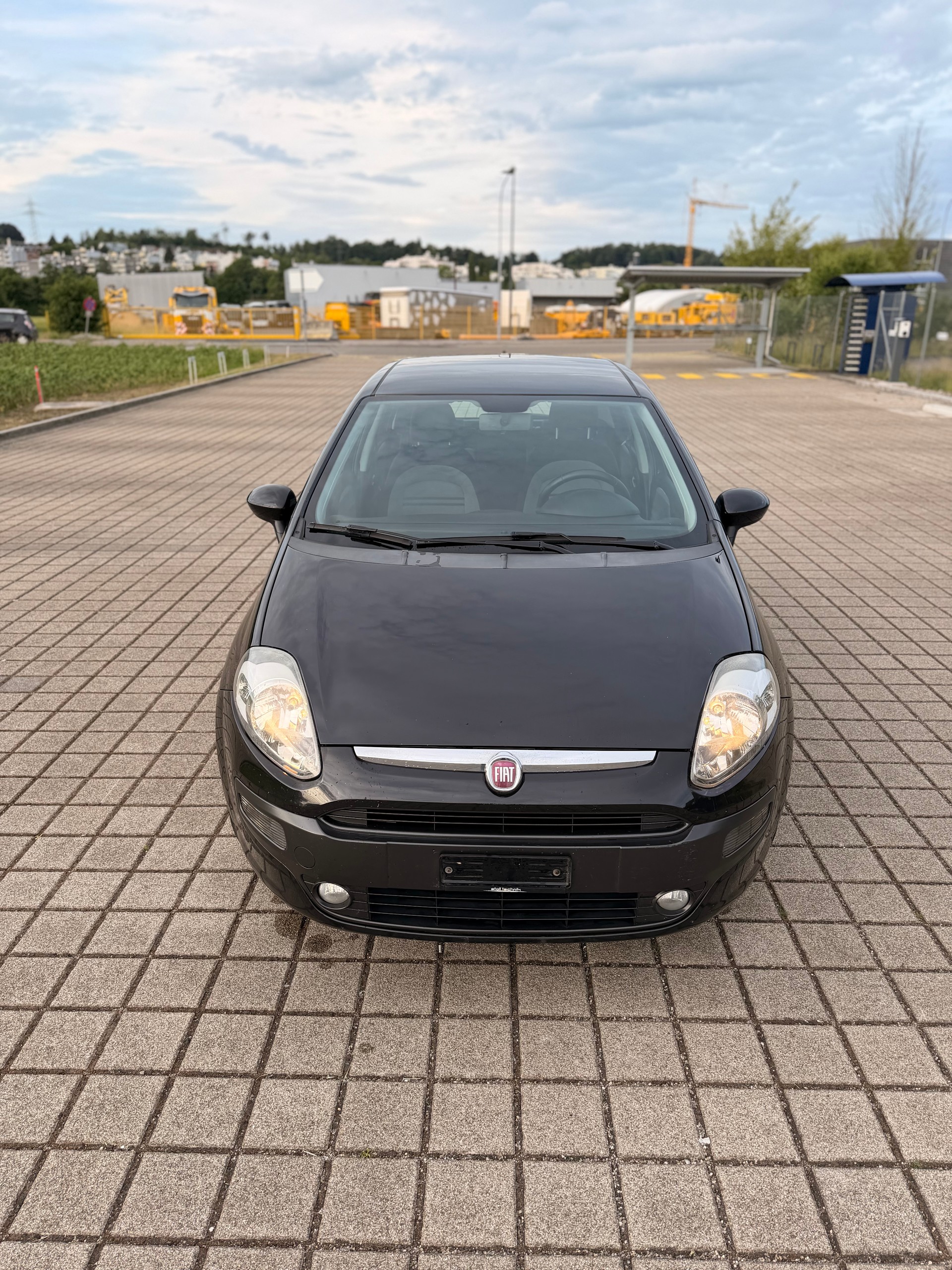 FIAT Punto 1.4 Dynamic ** Digitales Display, Rückfahrkamera, Navigationssystem**-showroom-element-3