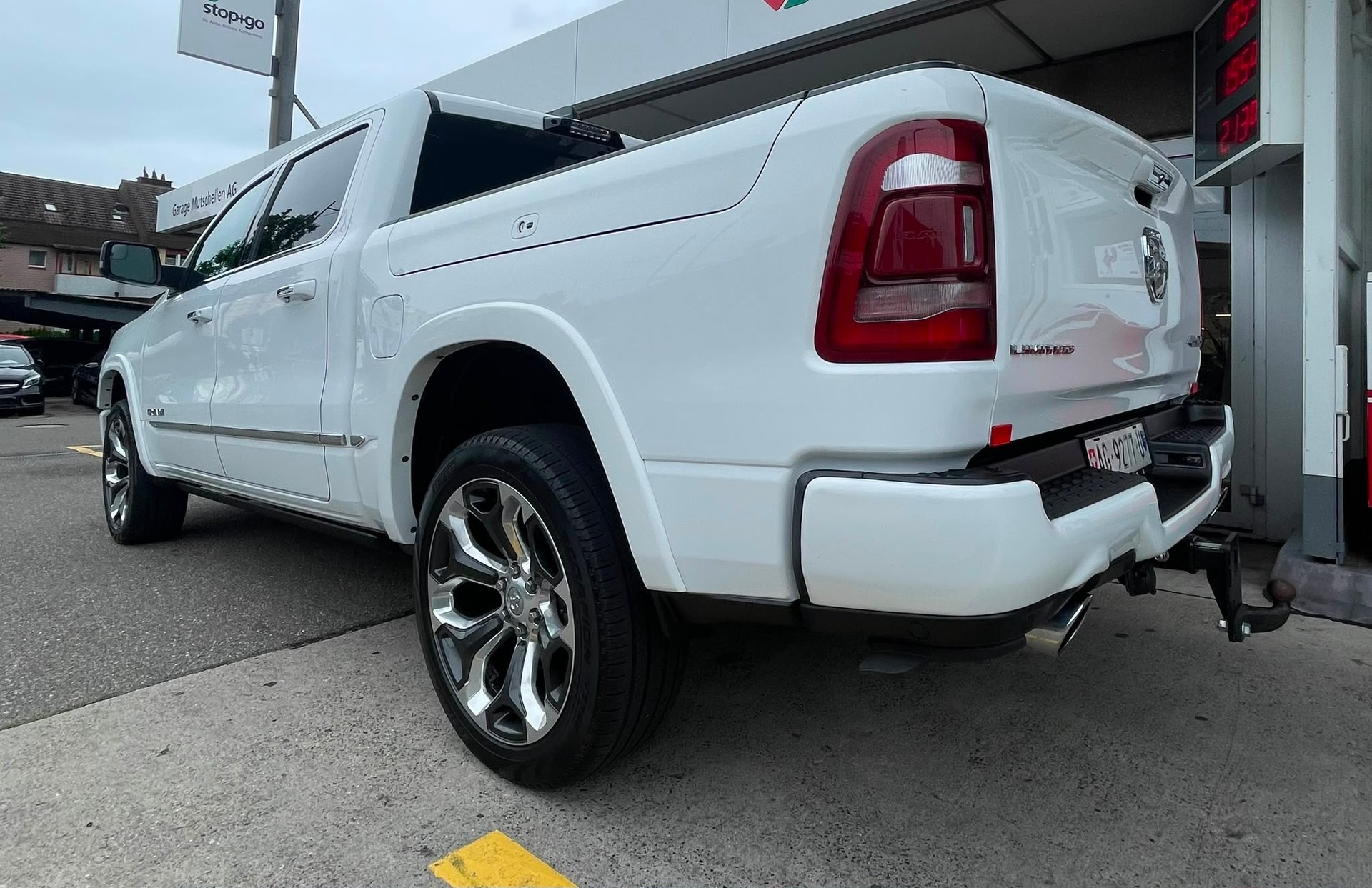 DODGE Facelift Ram 1500 5.7 HEMI MDS VVT Limited AHK 3500 kg-image-4