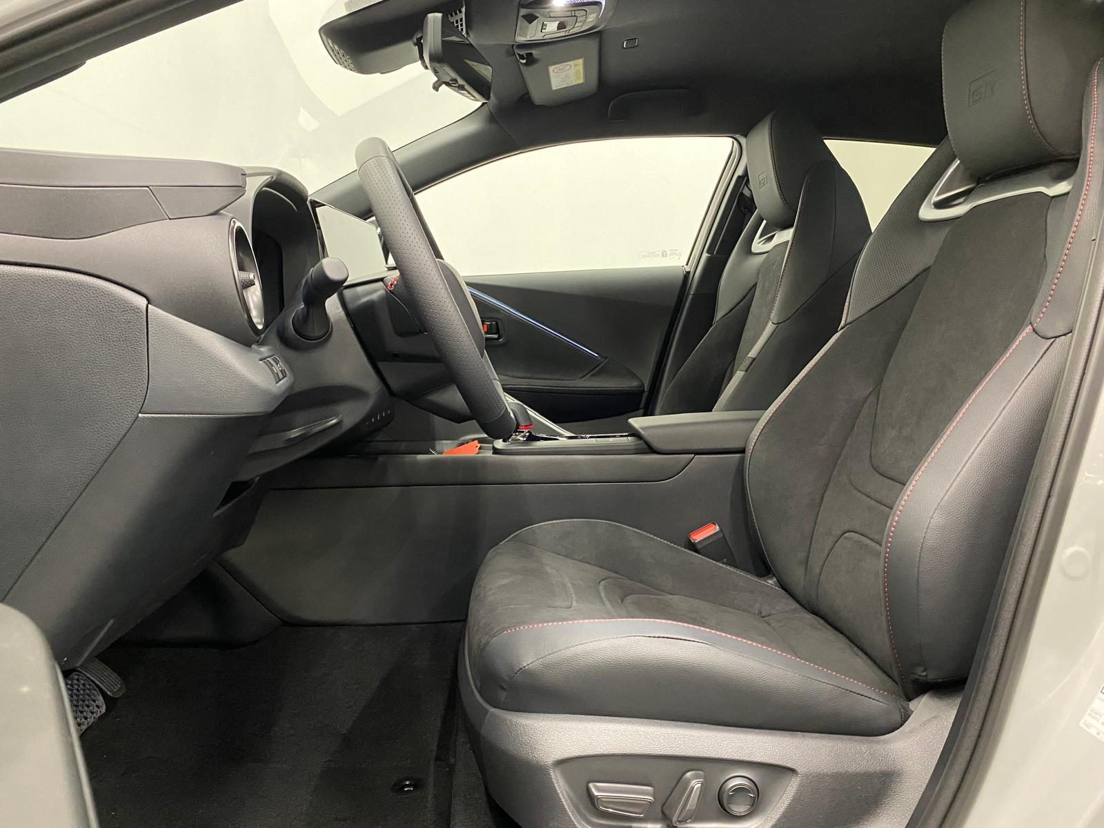 TOYOTA C-HR 2.0 PHEV GR Sport-showroom-element-2