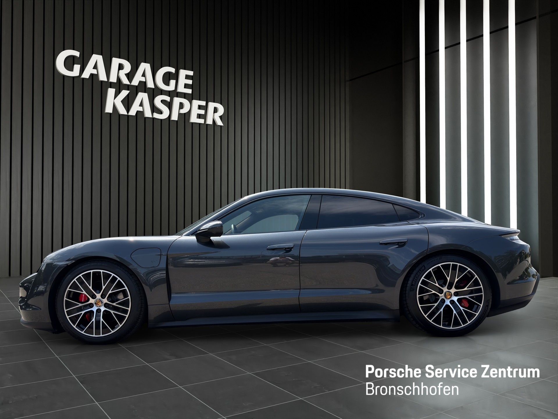 PORSCHE Taycan 4S-showroom-element-1