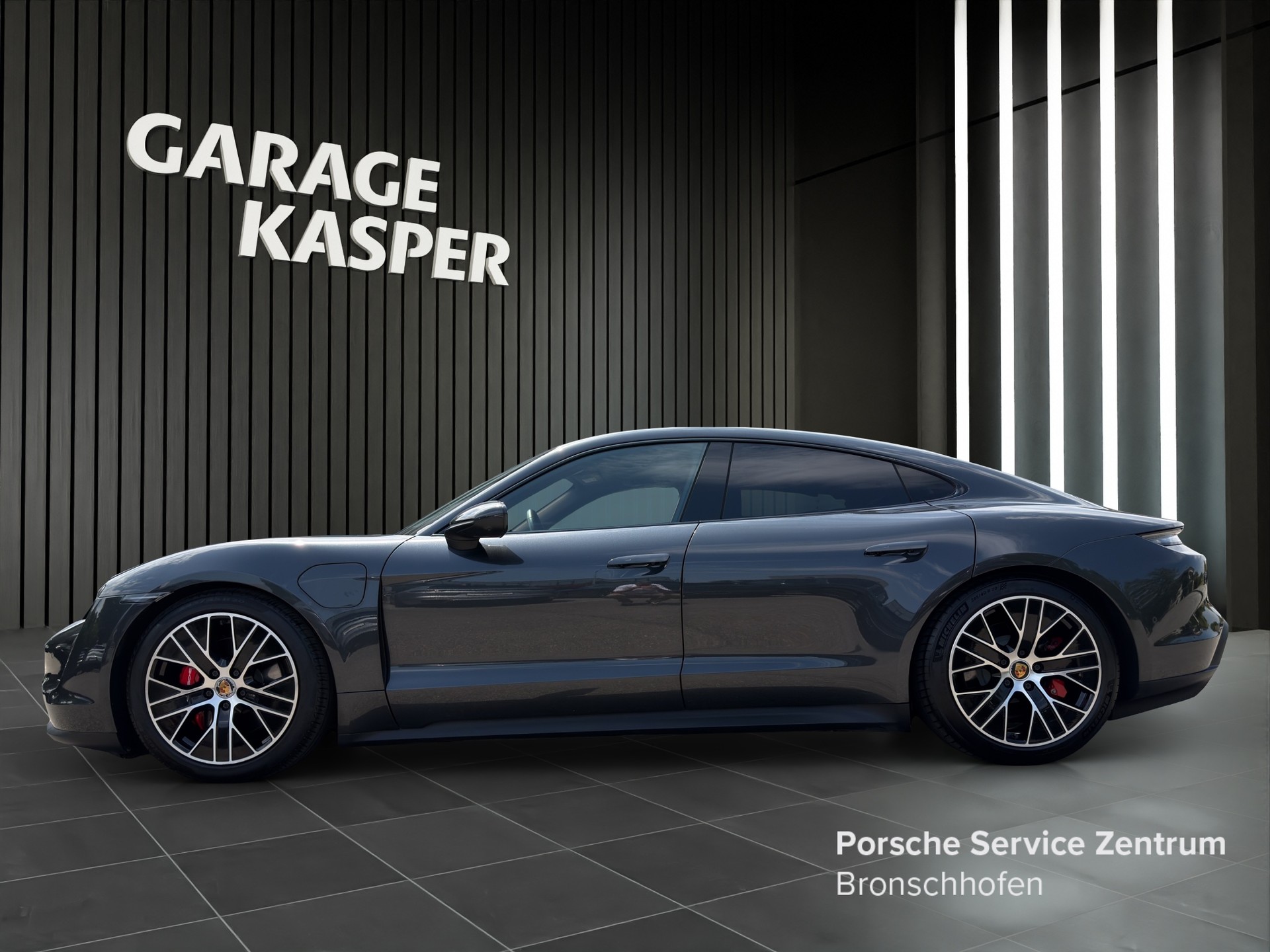 PORSCHE Taycan 4S-showroom-element-1
