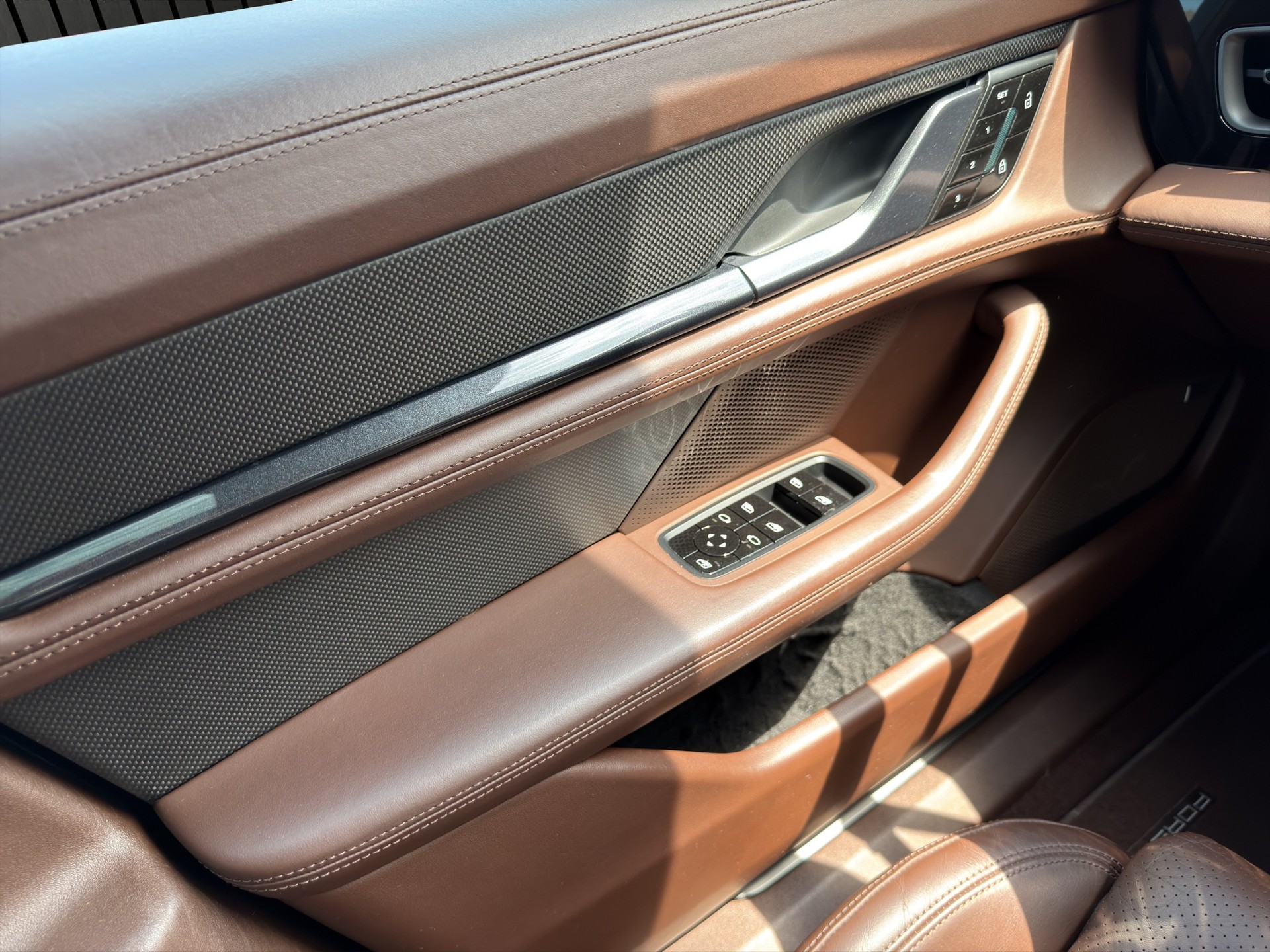PORSCHE Taycan 4S-image-10