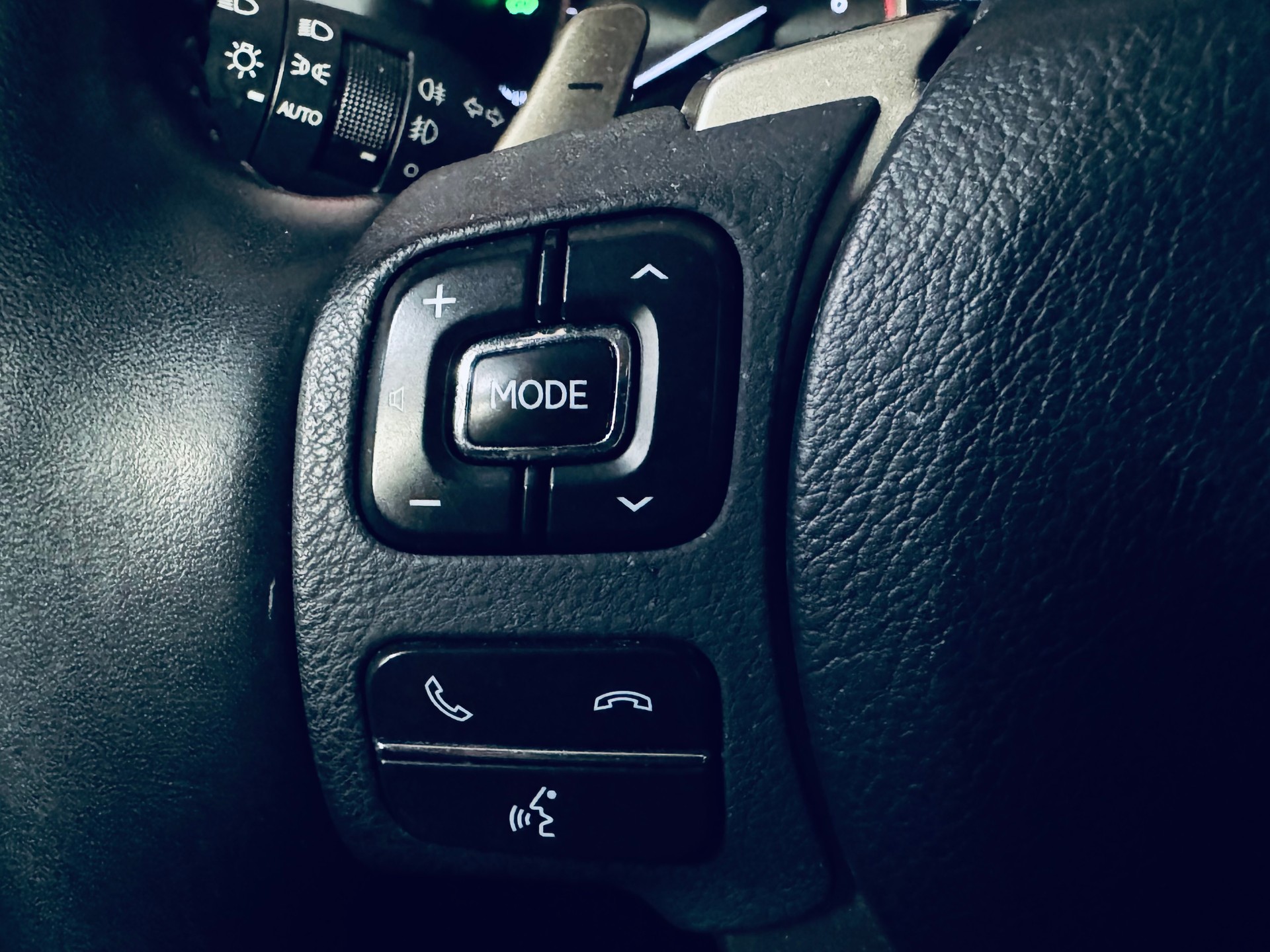 LEXUS NX 300h Excellence E-Four Automatic-image-26