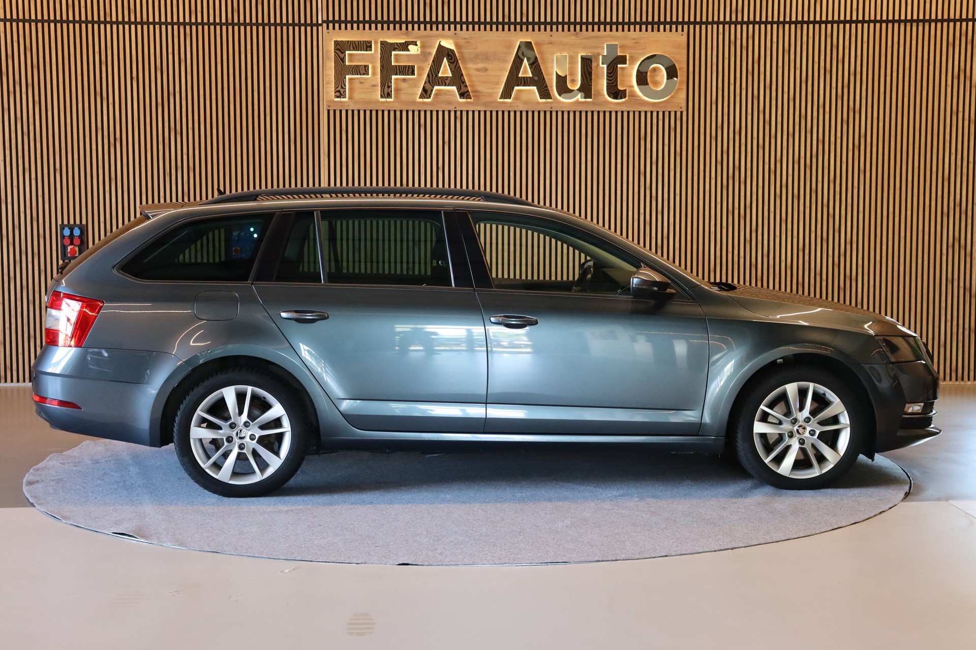 SKODA Octavia Combi 2.0 TDI 184 Style 4x4 DSG-showroom-element-3