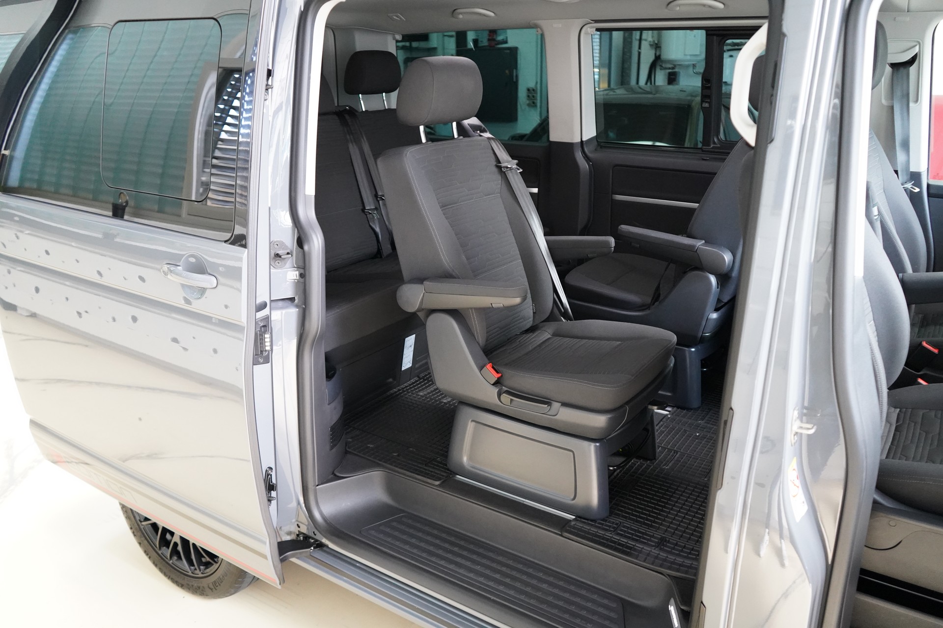 VW T6.1 Multivan 2.0 TDI Liberty Edition DSG-image-22