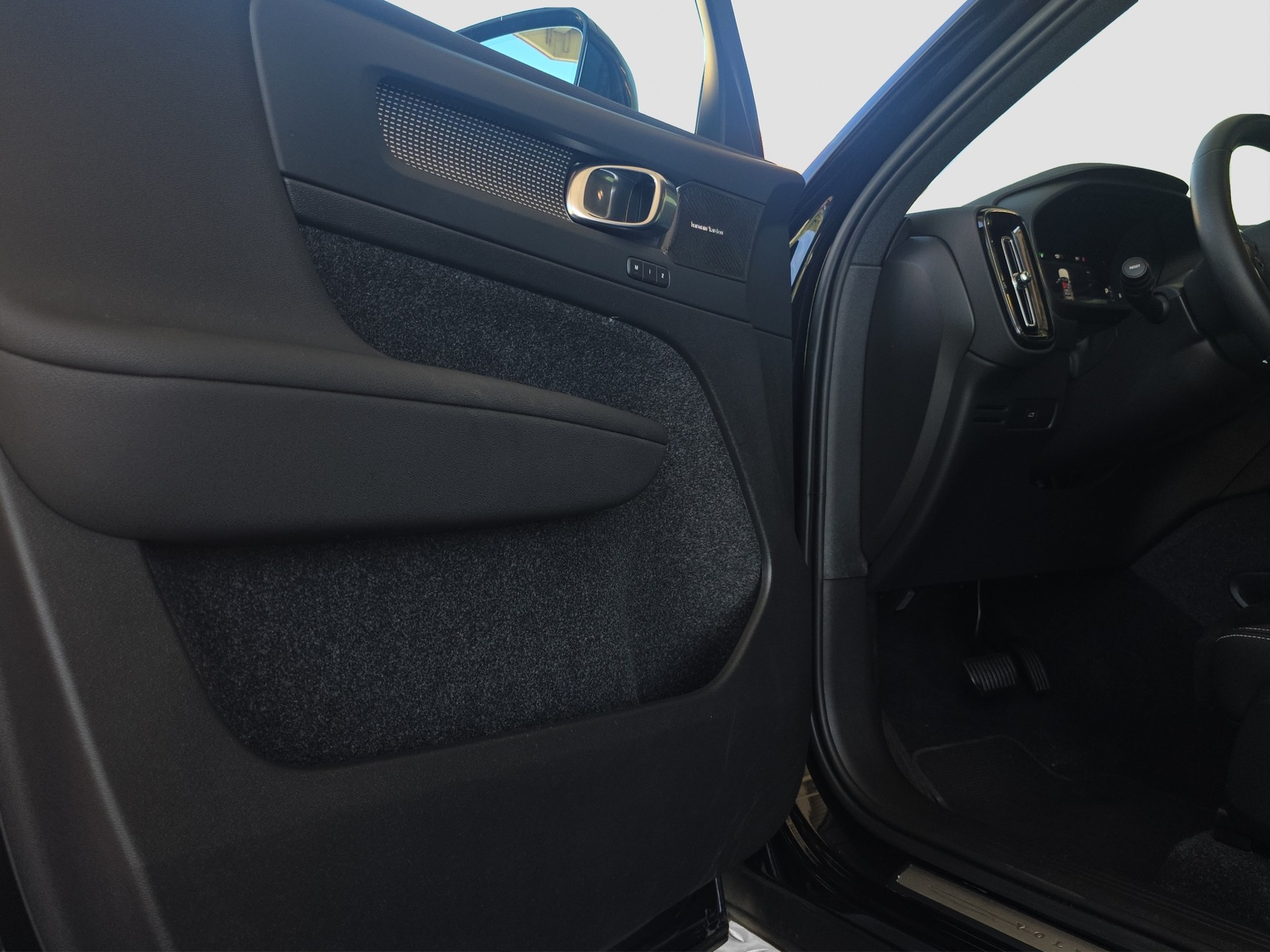 VOLVO XC40 B4 Benzin Mild Hybrid Ultimate Dark DCT-image-8