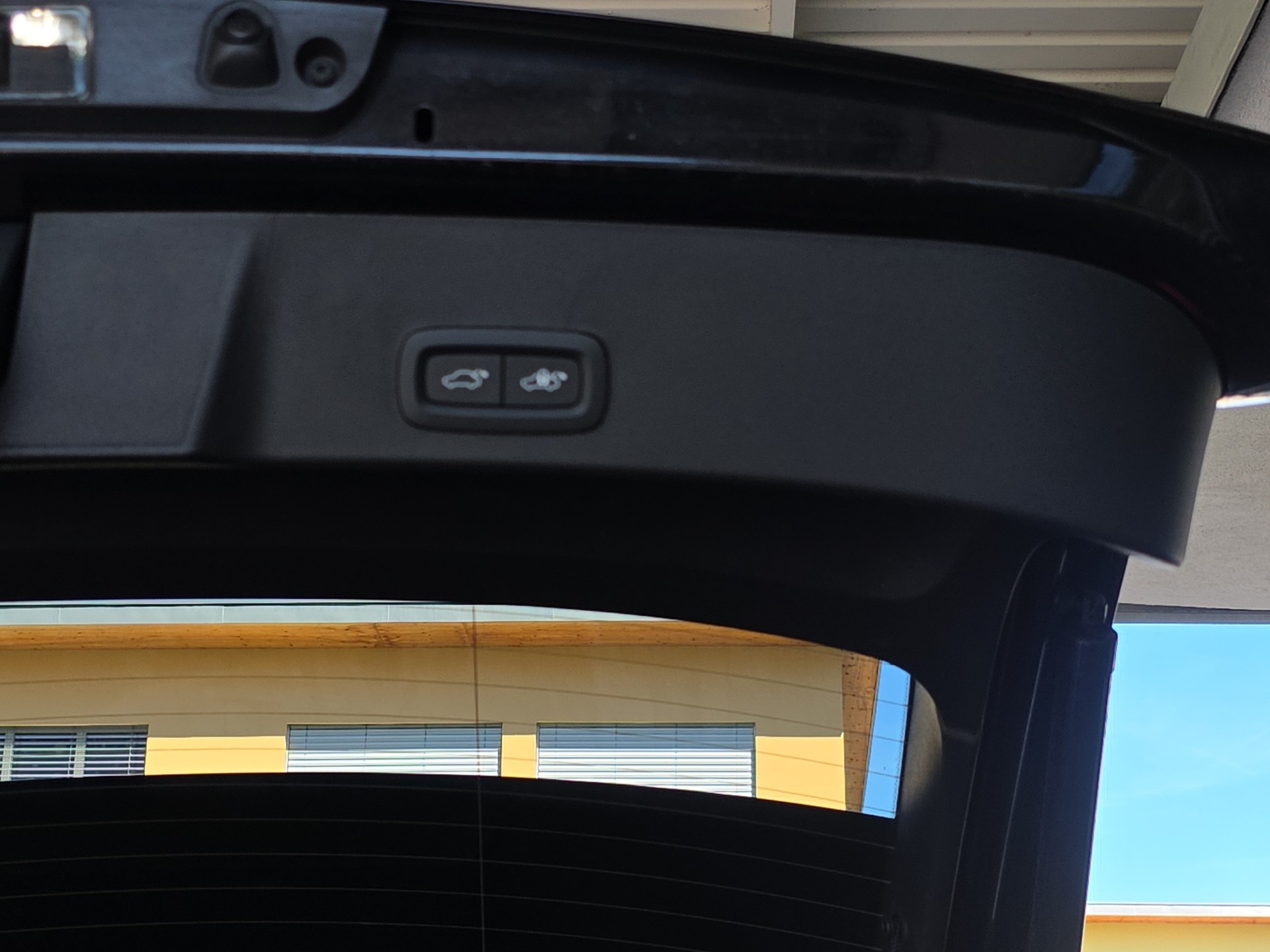 VOLVO XC40 B4 Benzin Mild Hybrid Ultimate Dark DCT-image-14