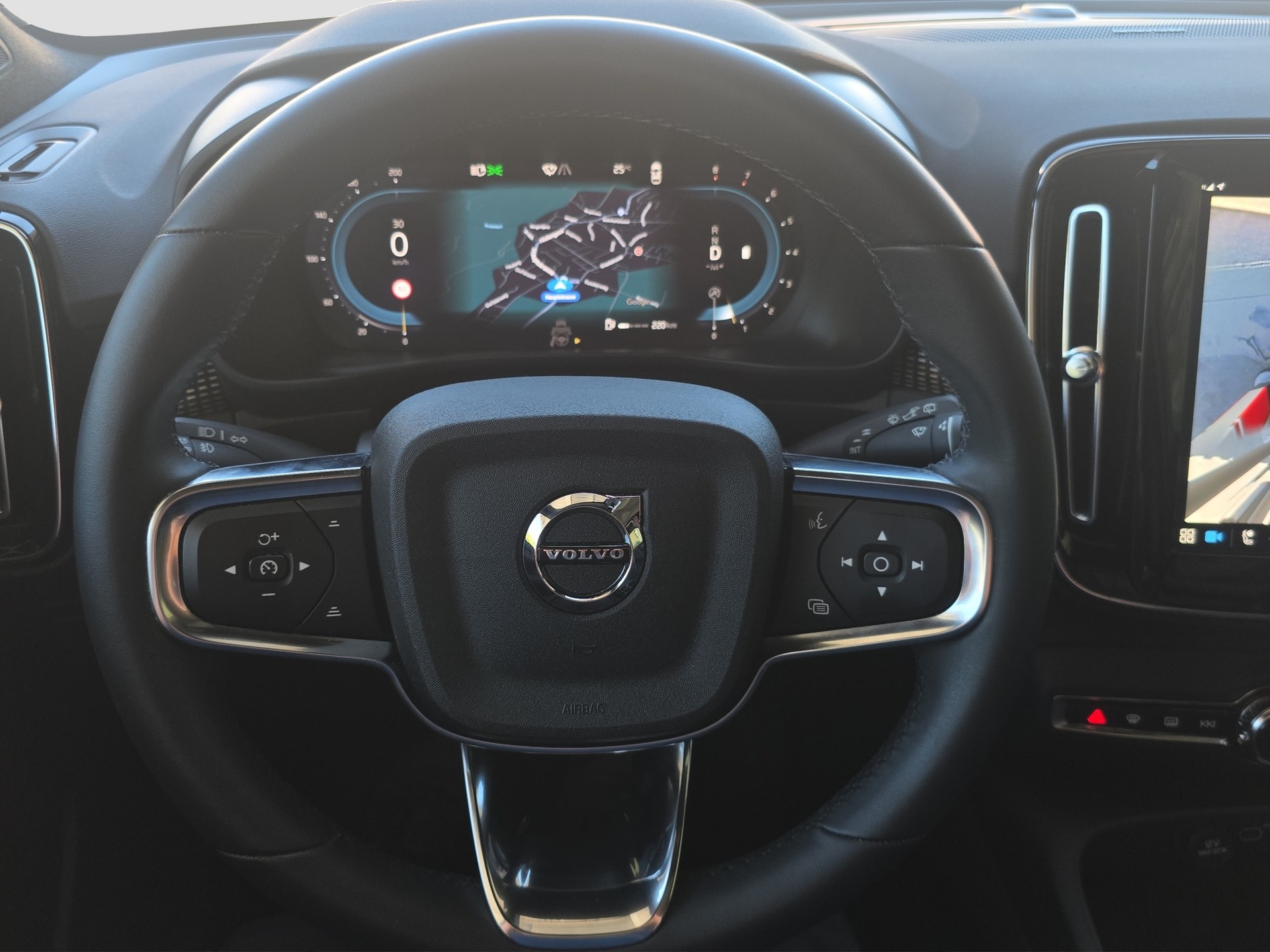 VOLVO XC40 B4 Benzin Mild Hybrid Ultimate Dark DCT-image-6