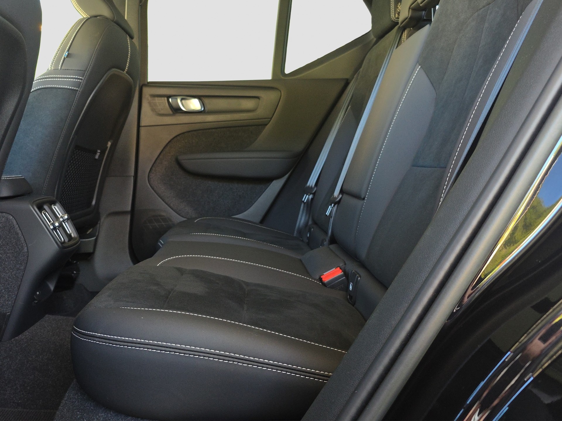 VOLVO XC40 B4 Benzin Mild Hybrid Ultimate Dark DCT-image-10