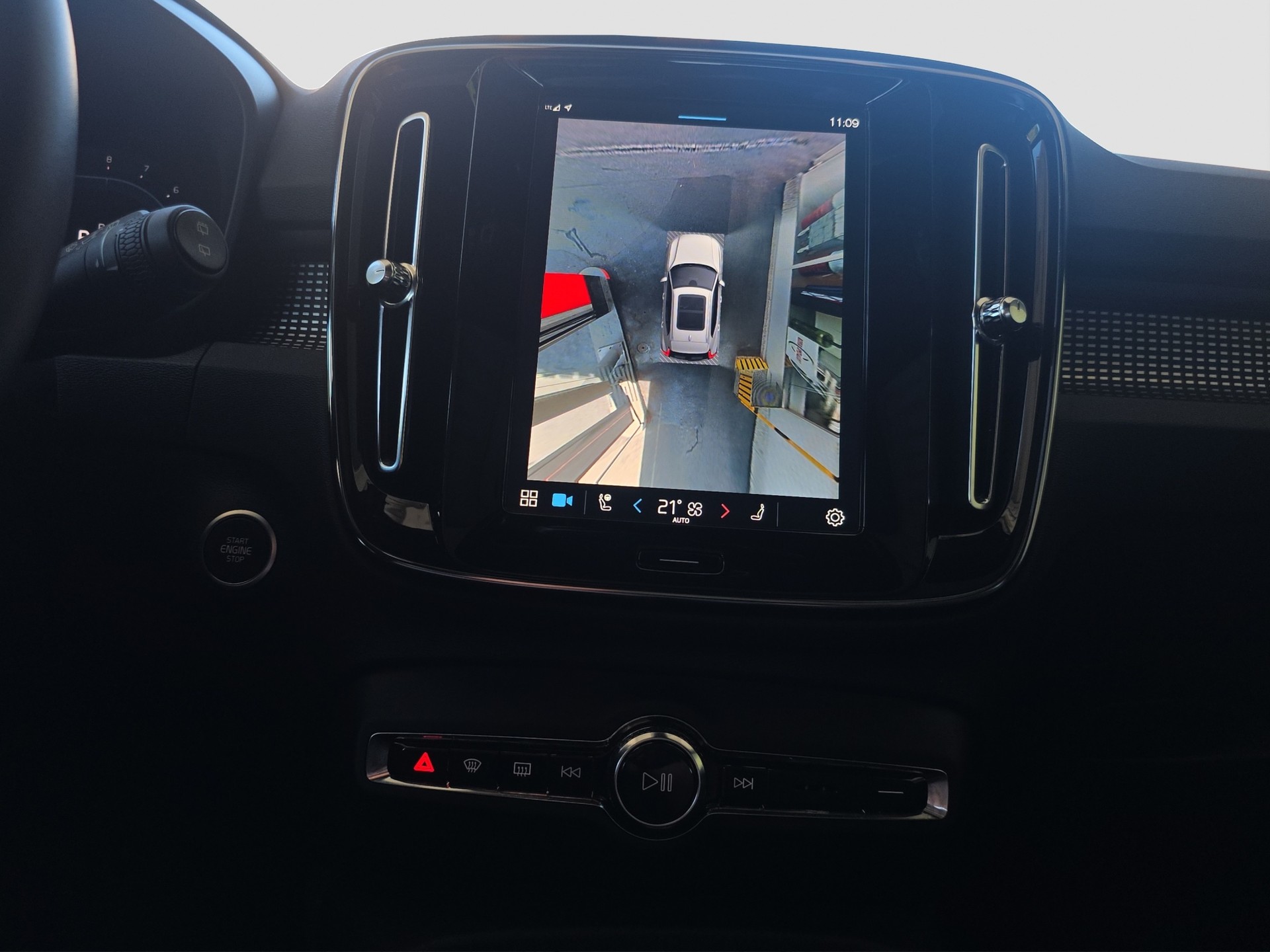 VOLVO XC40 B4 Benzin Mild Hybrid Ultimate Dark DCT-image-11