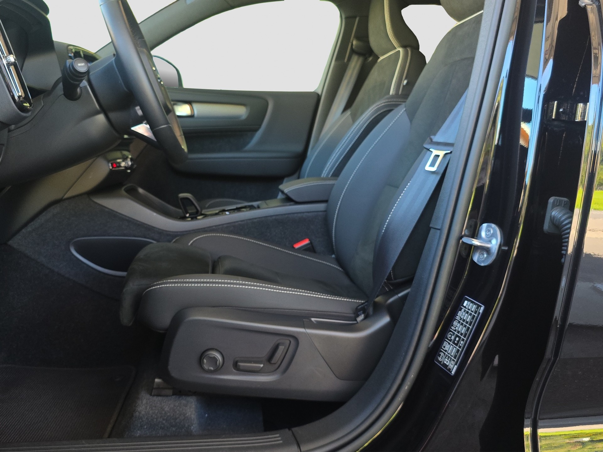 VOLVO XC40 B4 Benzin Mild Hybrid Ultimate Dark DCT-image-9