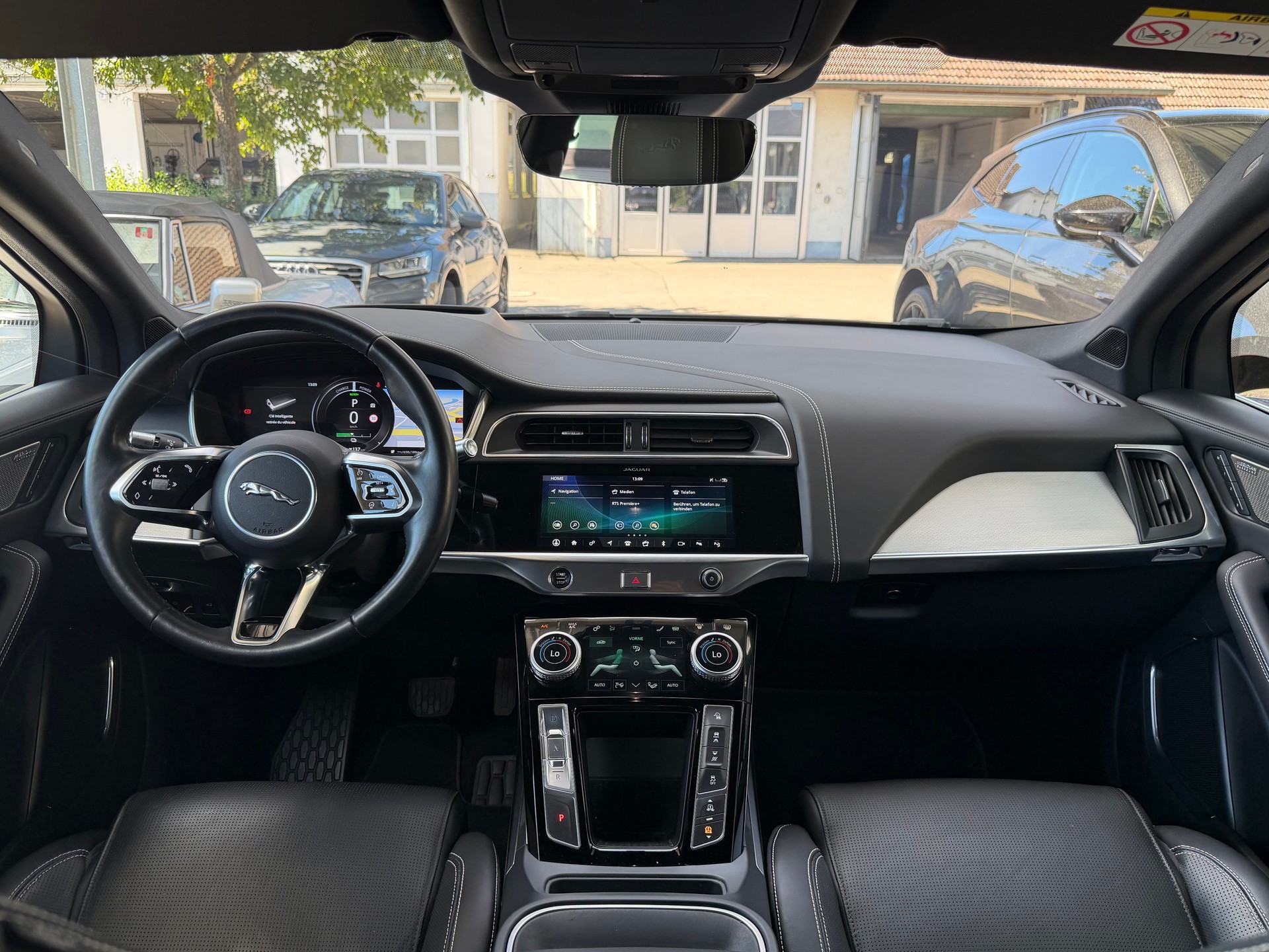 JAGUAR I-Pace EV400 S AWD-image-12