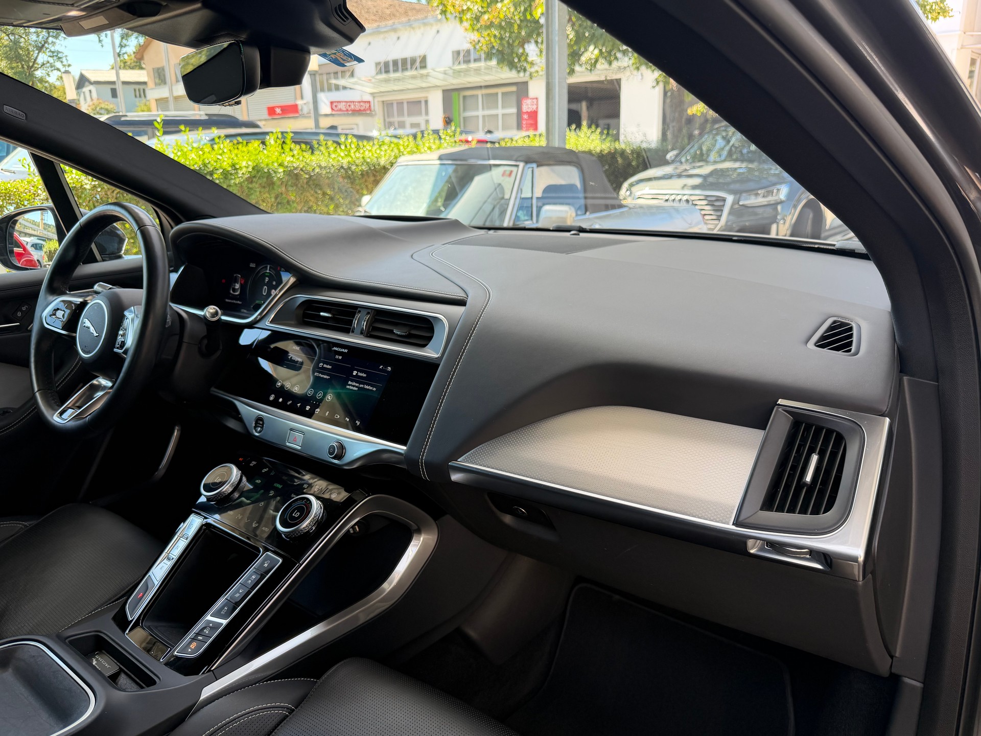 JAGUAR I-Pace EV400 S AWD-image-18