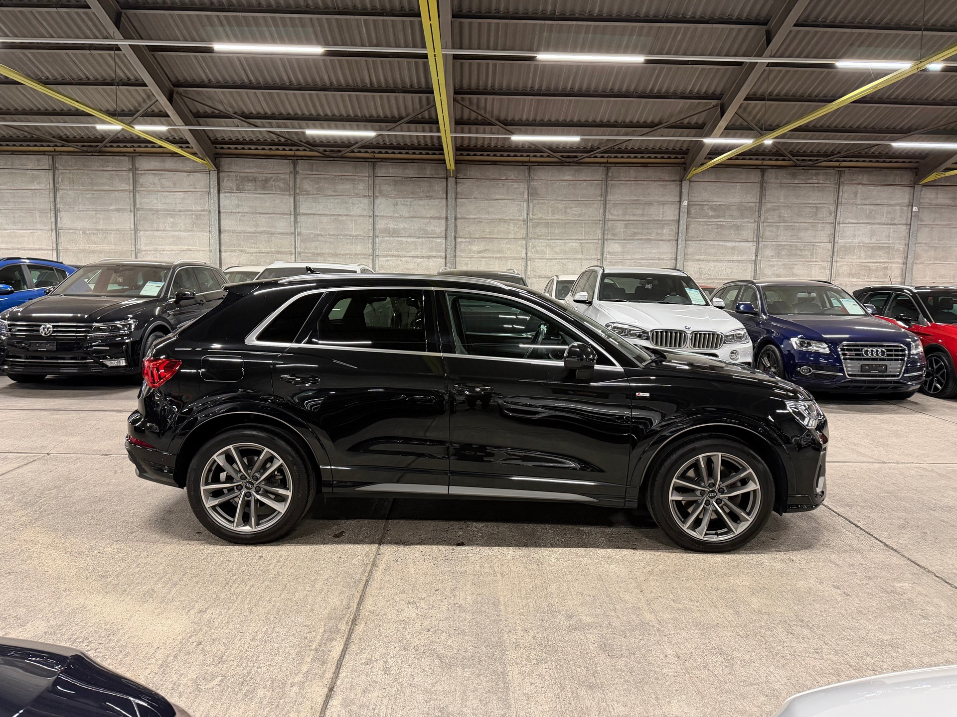 AUDI Q3 40 TFSI S line quattro S-tronic-showroom-element-3