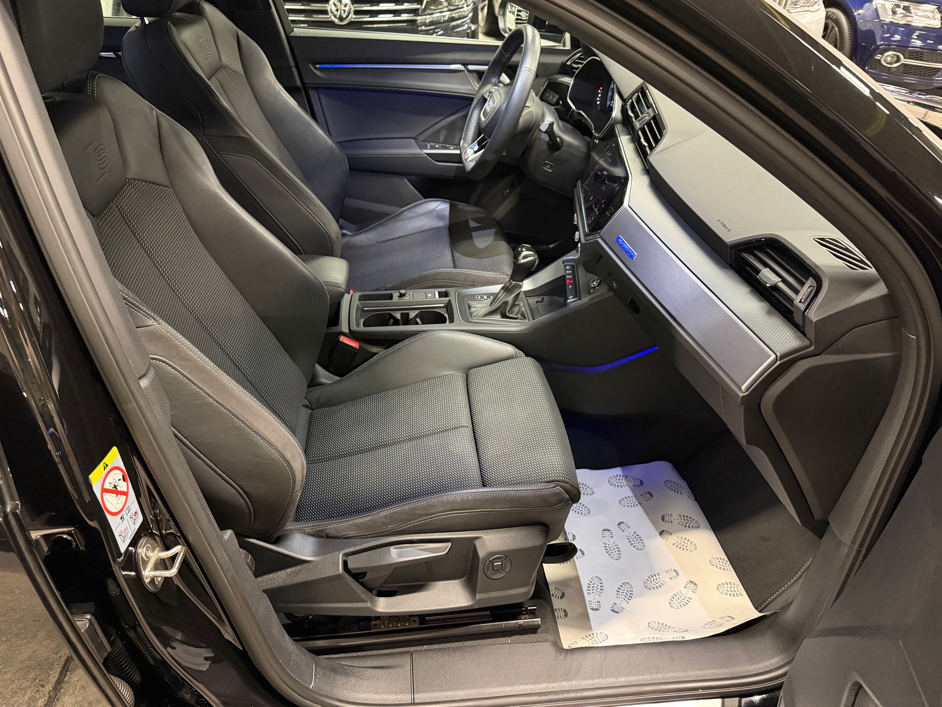 AUDI Q3 40 TFSI S line quattro S-tronic-image-13