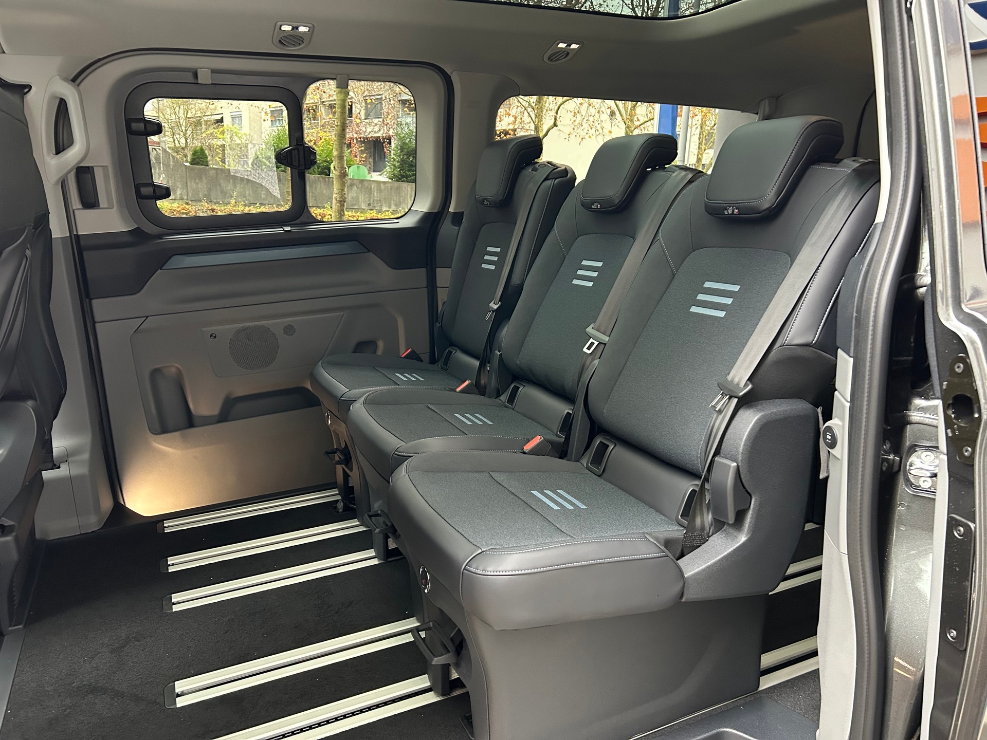 FORD Tourneo Bus 320 L2H1 Active Automat-image-11