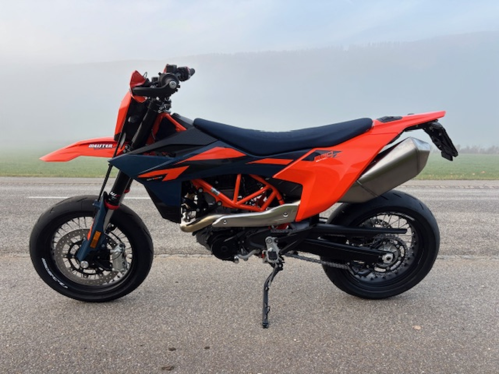 KTM 690 SMC R Supermoto-image-1