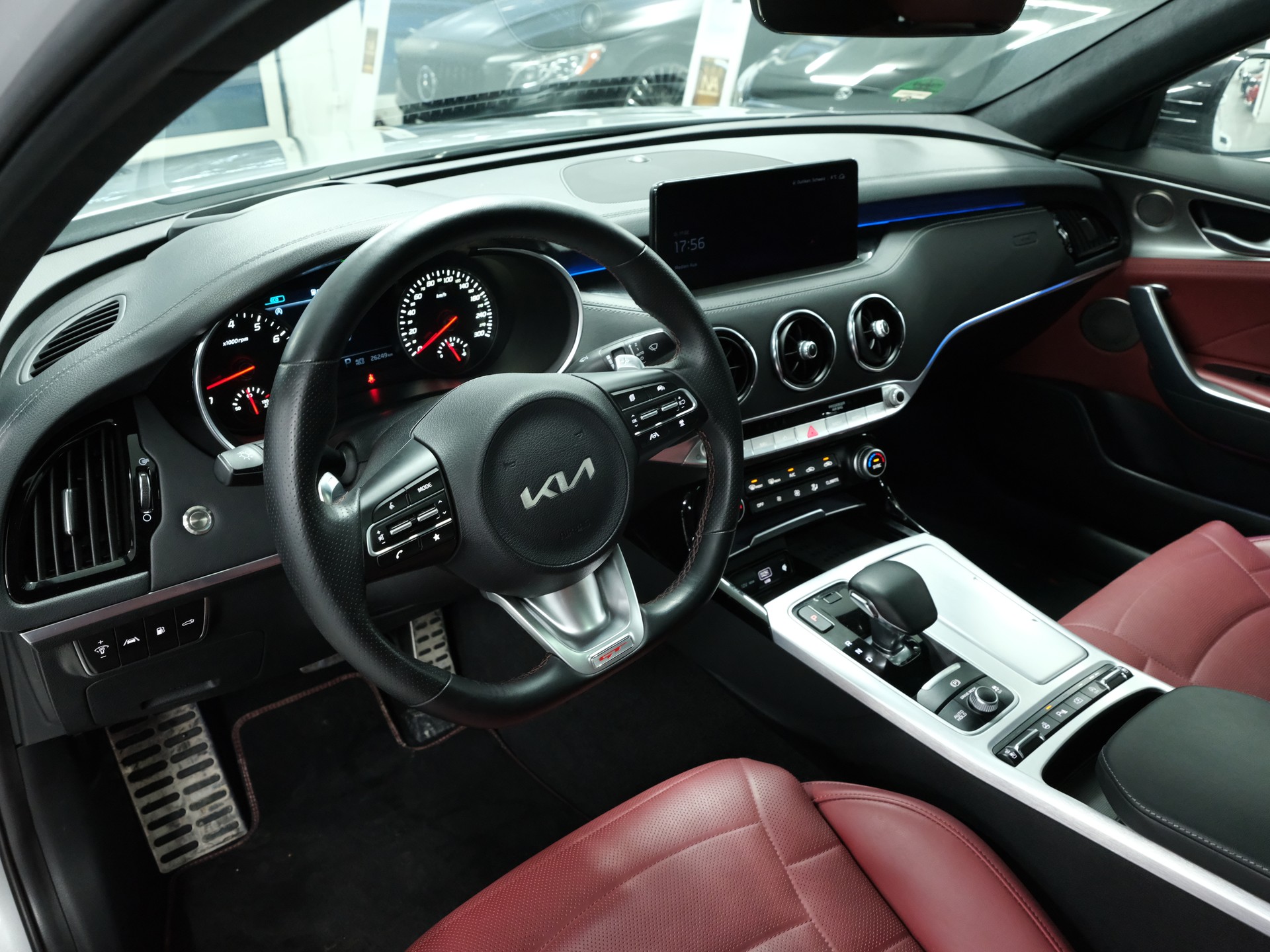 KIA Stinger 3.3 T-GDi GT Automat AWD-image-12