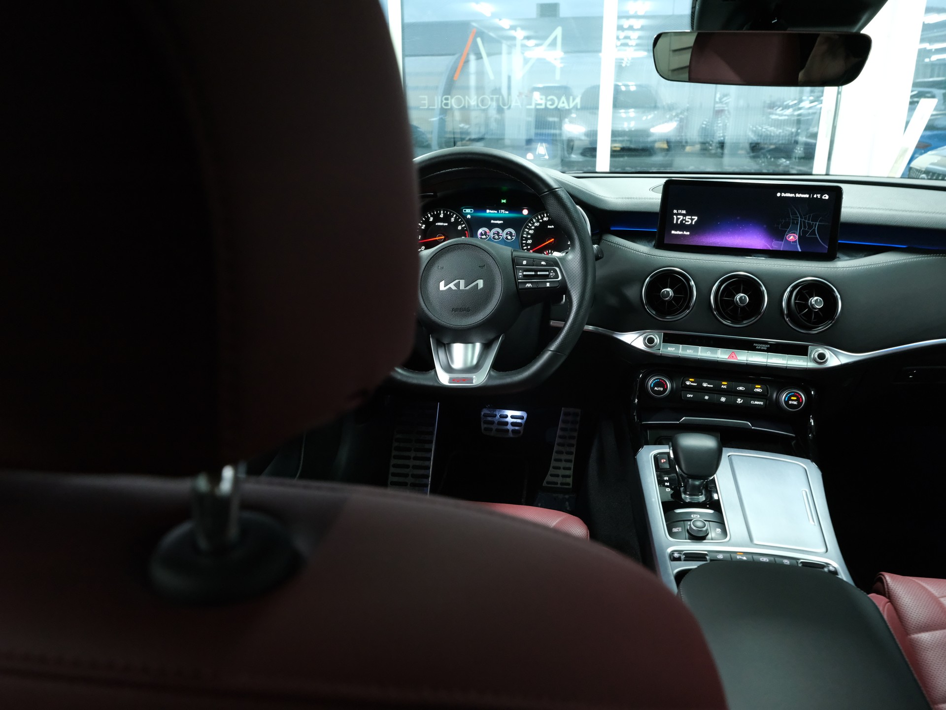 KIA Stinger 3.3 T-GDi GT Automat AWD-image-17