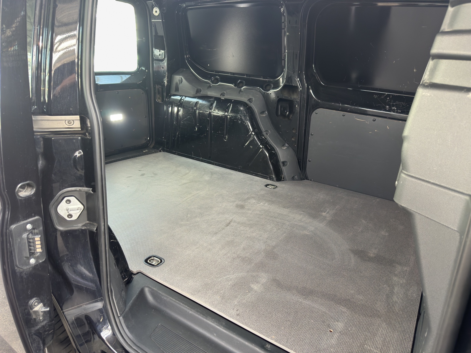 VW Caddy Cargo 2.0TDI Maxi-image-11