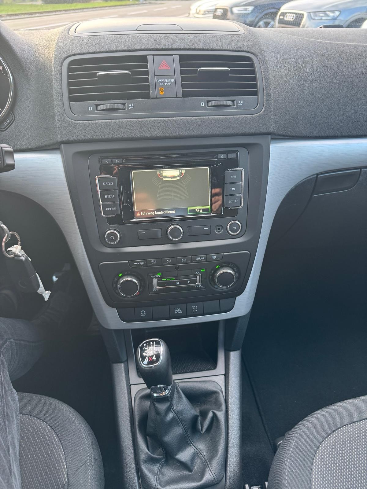 SKODA Yeti 2.0 TDI Active 4x4-image-14