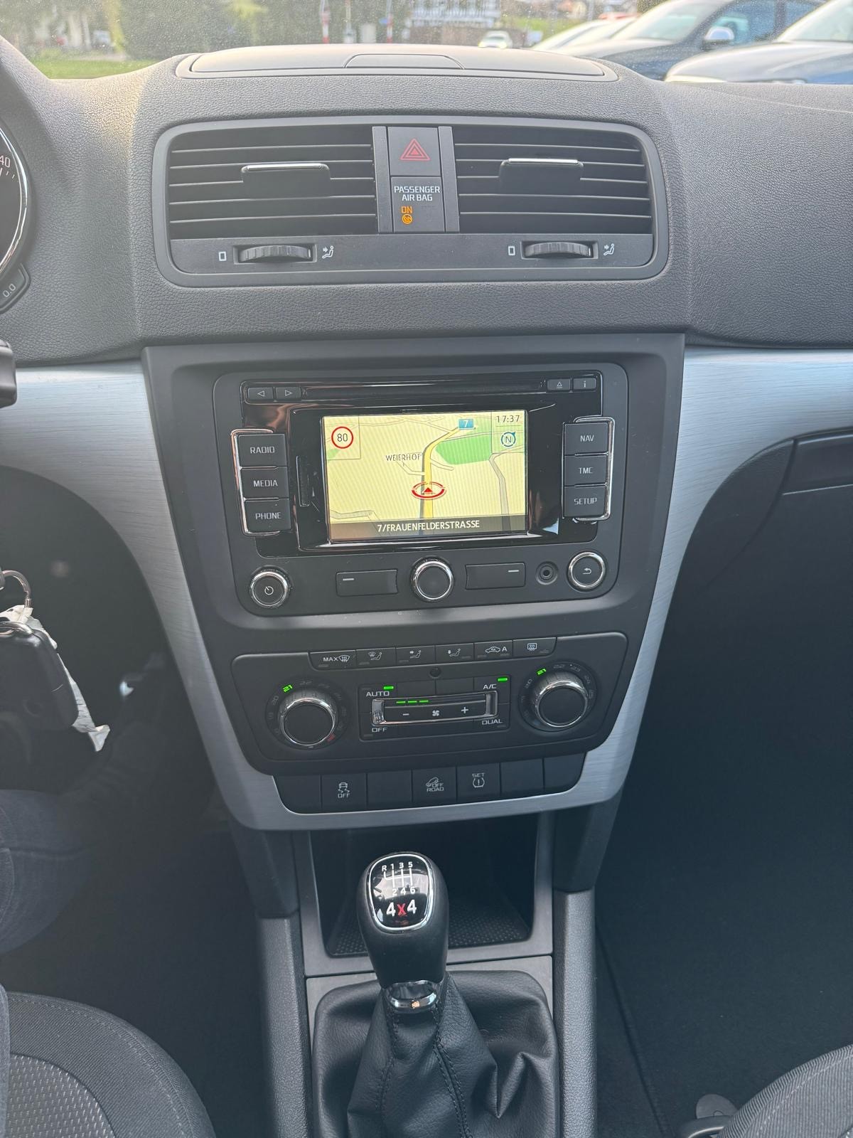 SKODA Yeti 2.0 TDI Active 4x4-image-15