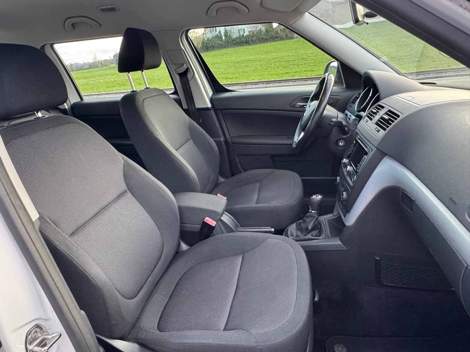 SKODA Yeti 2.0 TDI Active 4x4-image-9