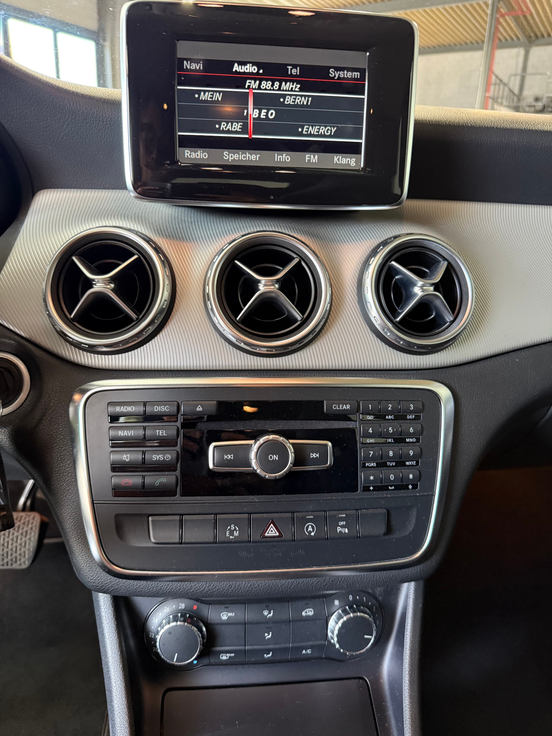 MERCEDES-BENZ GLA 200 Night Star 7G-DCT-image-12
