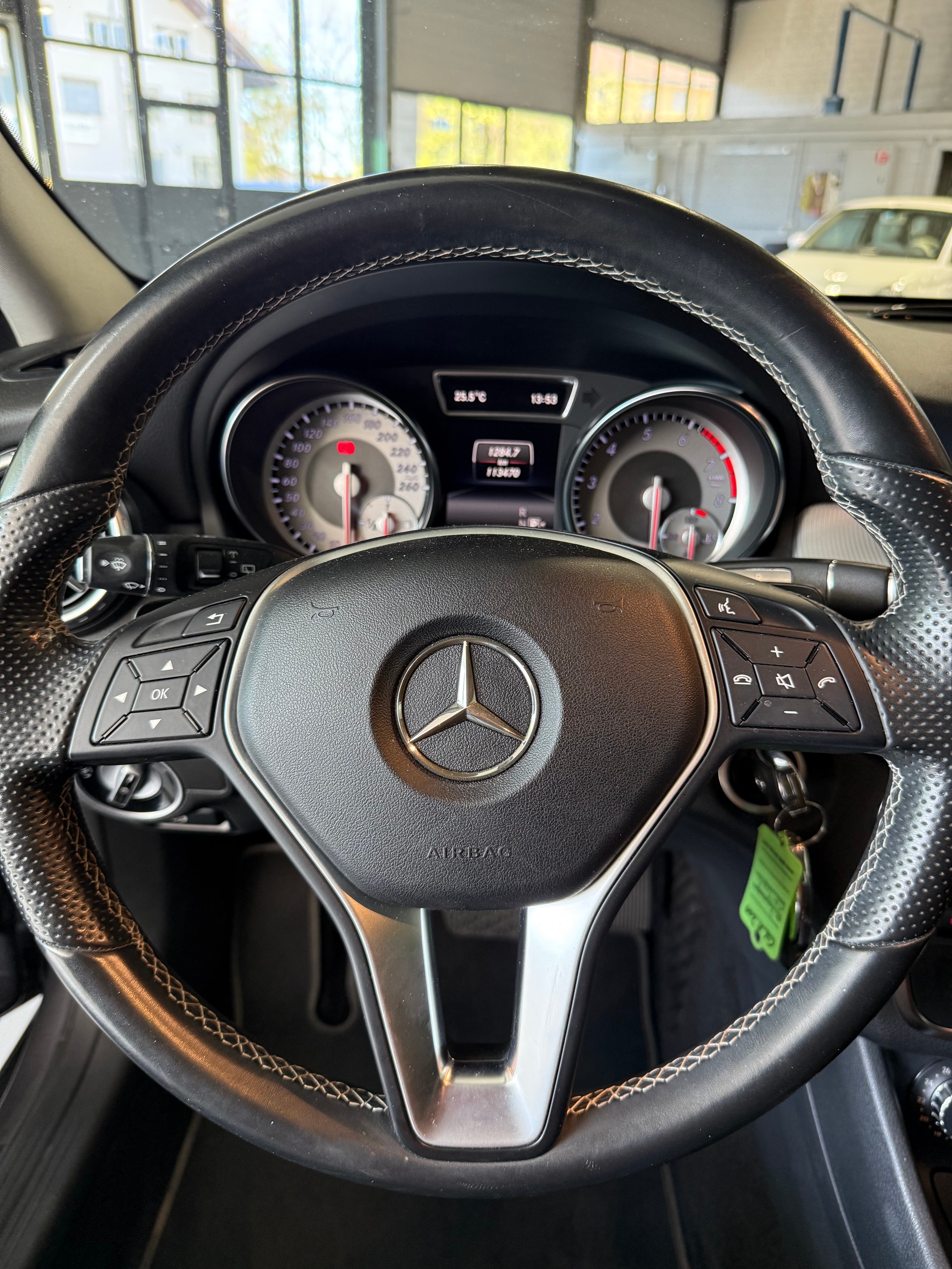MERCEDES-BENZ GLA 200 Night Star 7G-DCT-image-10